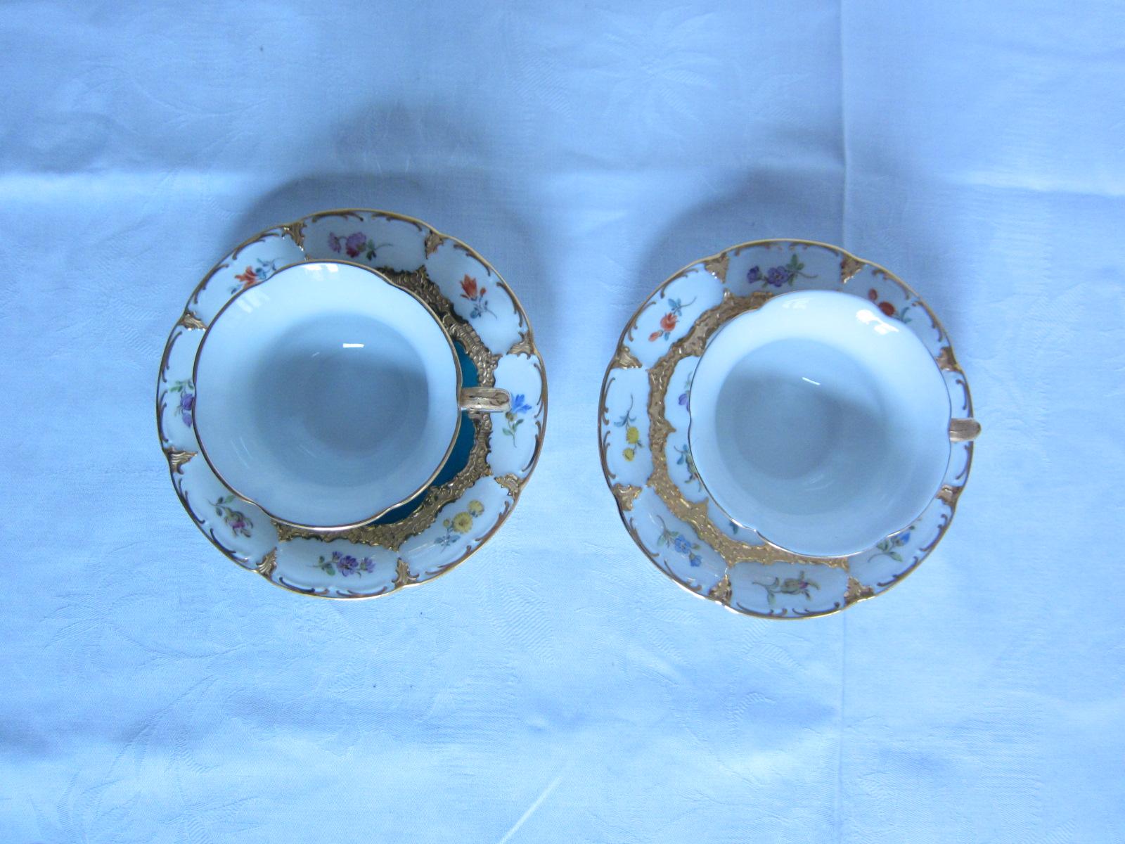 Paar Kaffeetassen mit Untertassen aus Meissener Porzellan, reich verziert mit Gold.
2. Qualität.