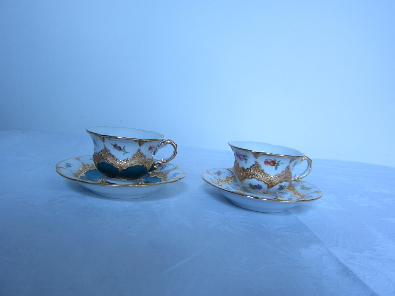 Handbemalte Goldfalten-Kaffeetassen mit Untertassen aus dem 20. (Europäisch) im Angebot