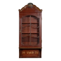 Handbemalte Hängevitrine des 20. Jahrhunderts, datiert 1926