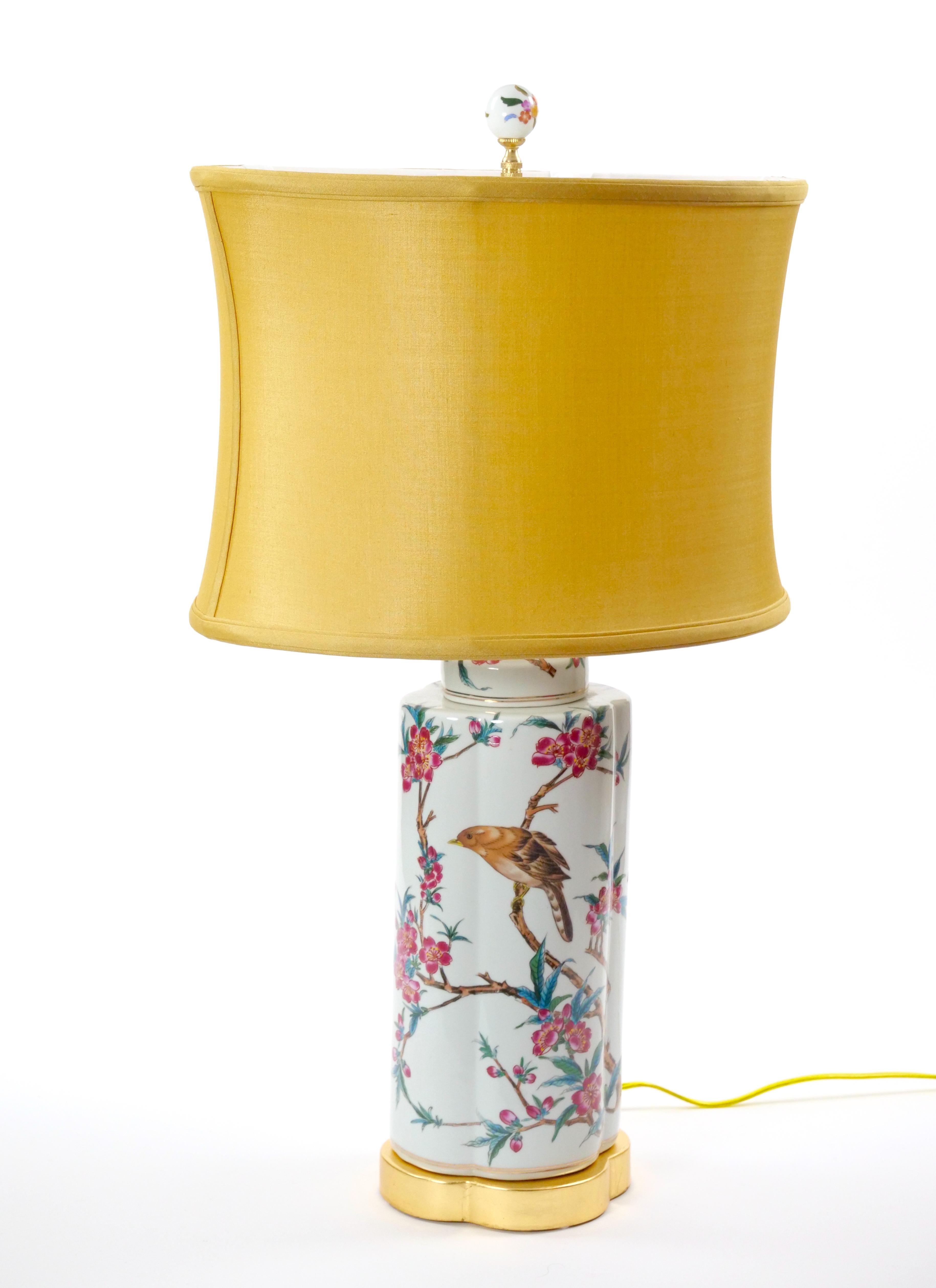 Lampada da tavolo in porcellana italiana dipinta a mano del XX secolo con base in Wood Wood dorato in vendita 3