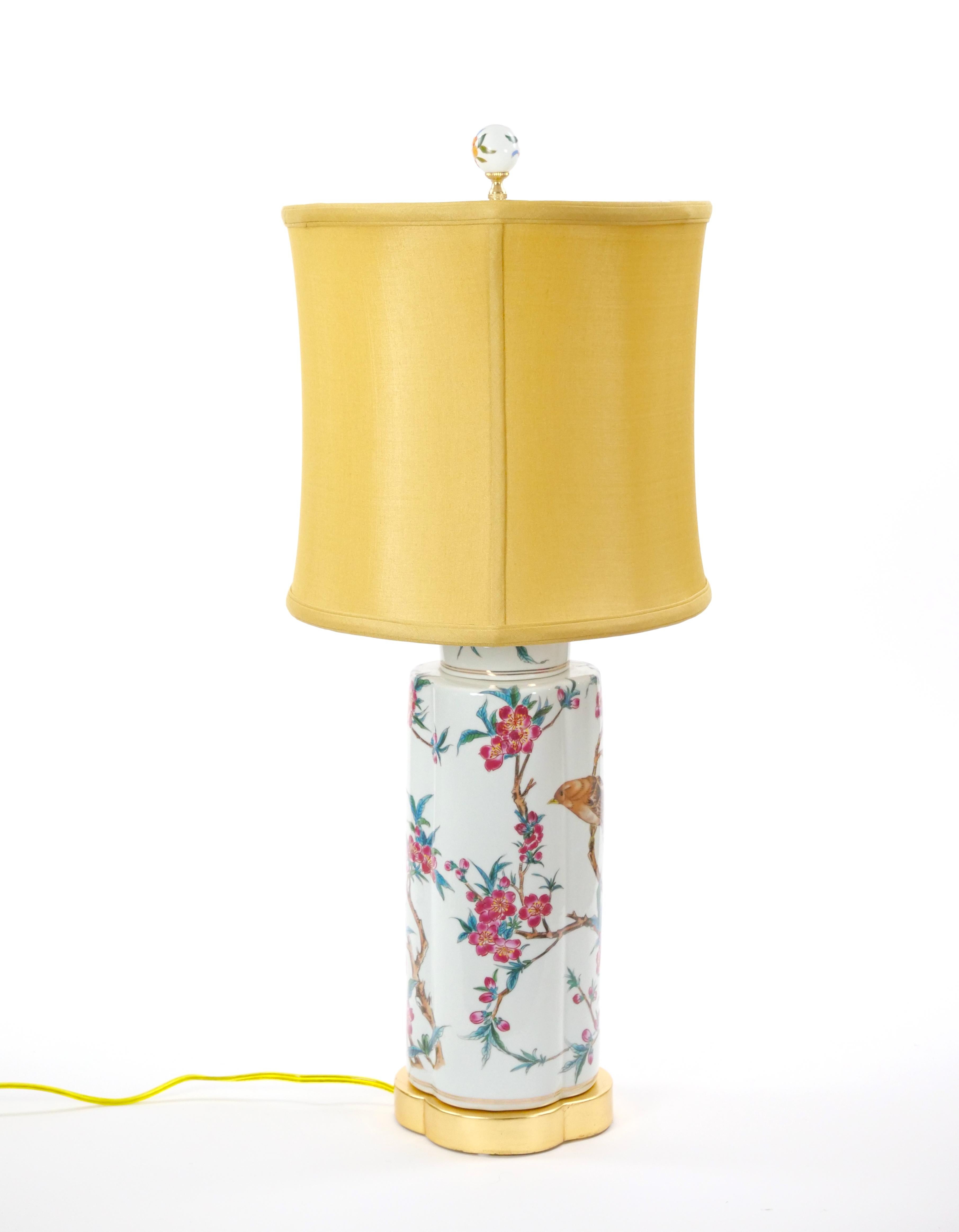 Lampada da tavolo in porcellana italiana dipinta a mano del XX secolo con base in Wood Wood dorato in vendita 5