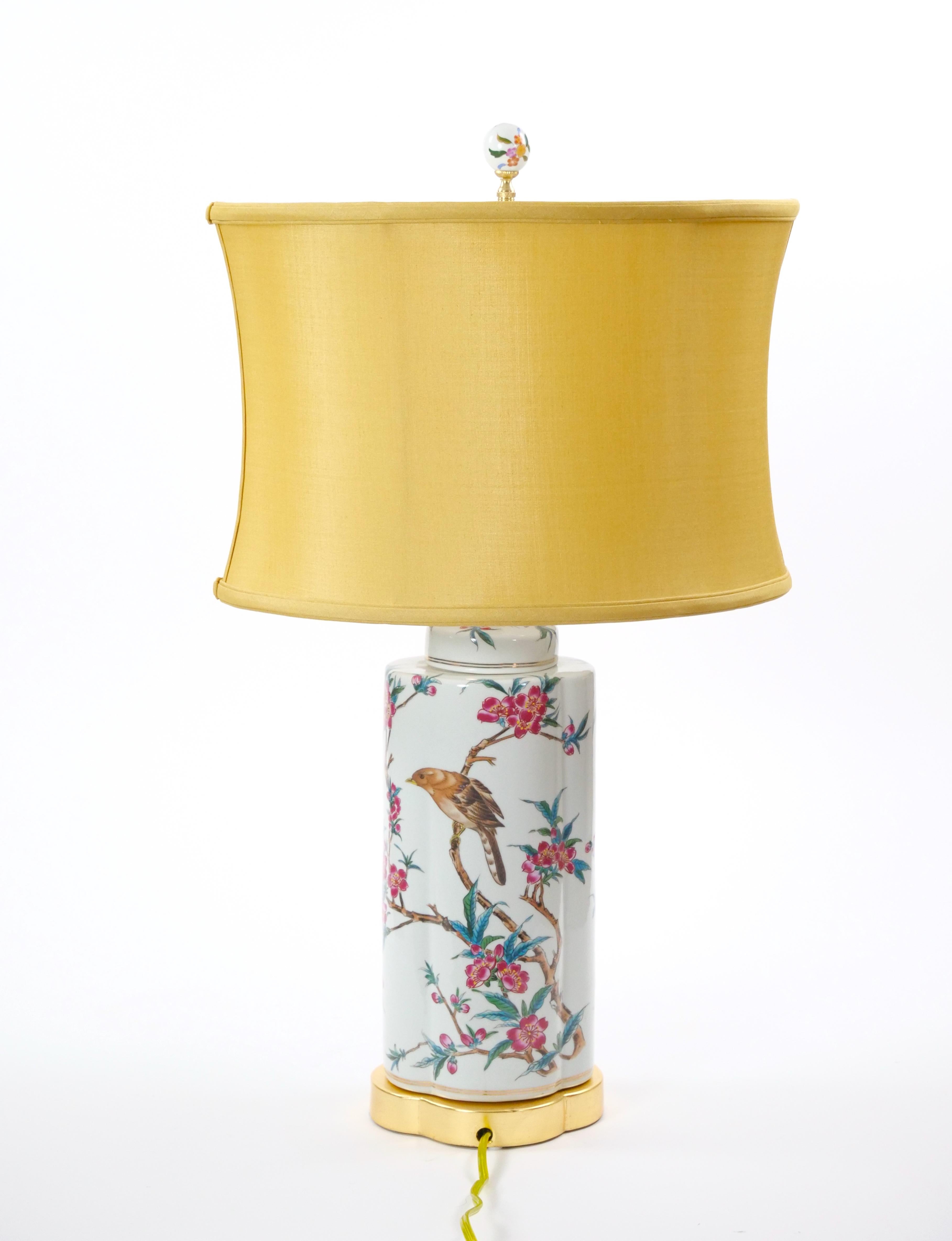 Lampada da tavolo in porcellana italiana dipinta a mano del XX secolo con base in Wood Wood dorato in vendita 6