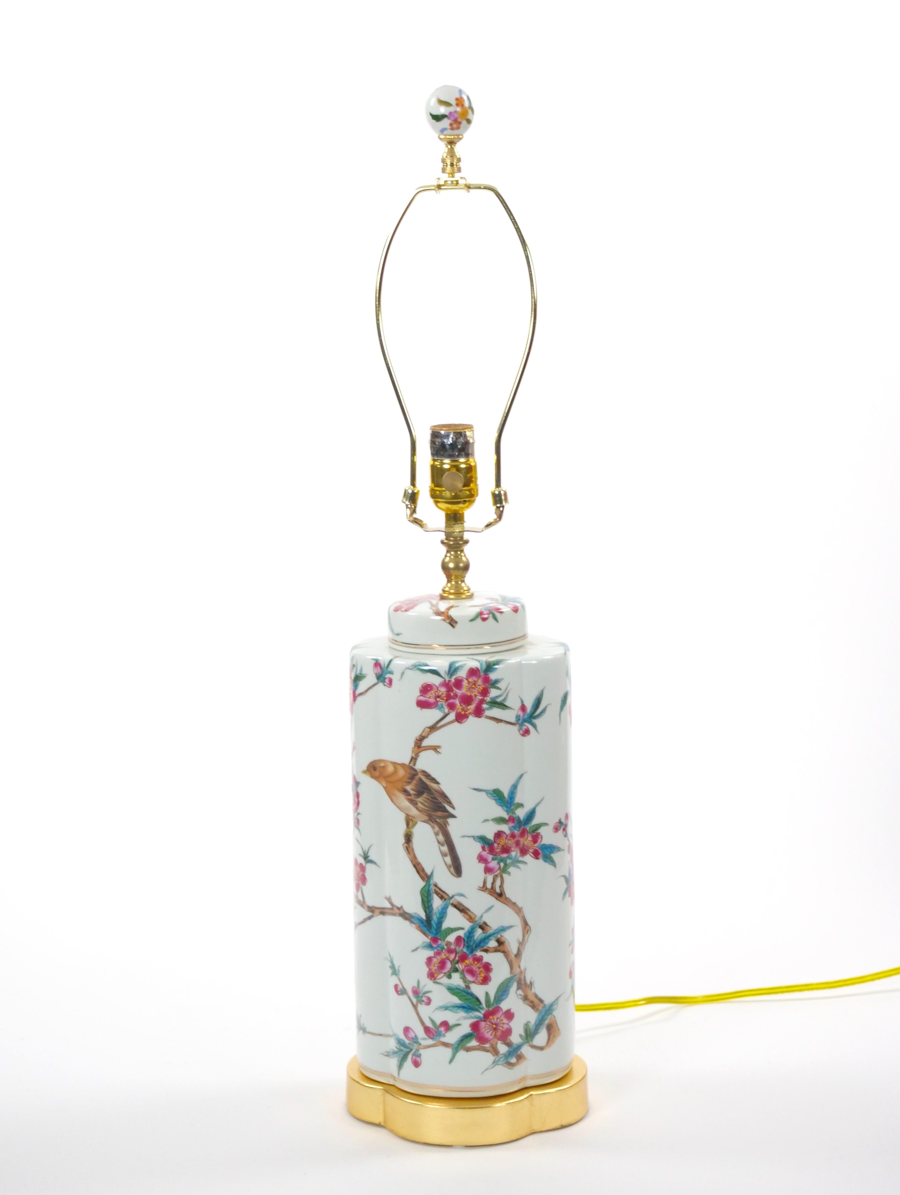 Lampada da tavolo in porcellana italiana dipinta a mano del XX secolo con base in Wood Wood dorato in vendita 7