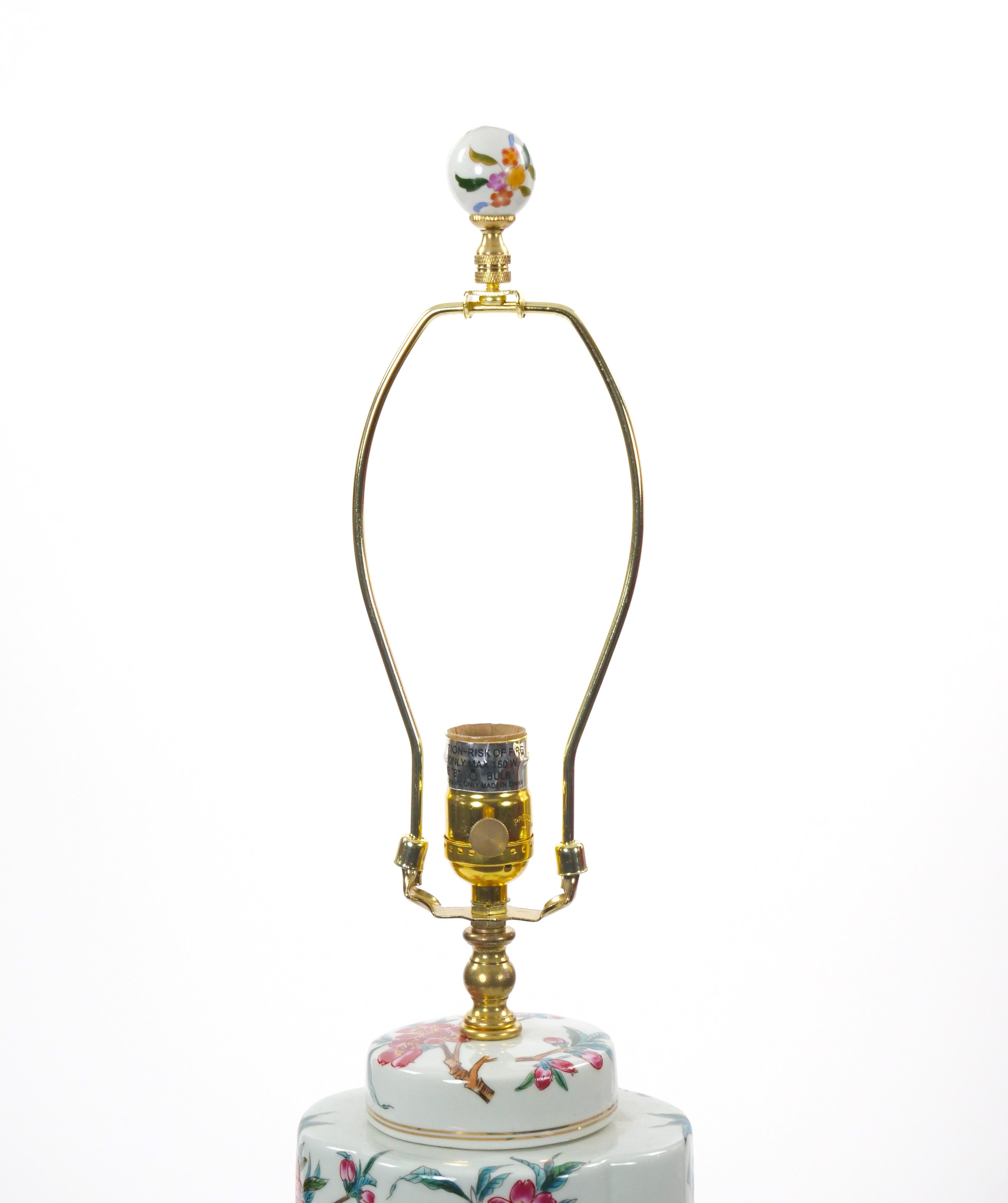 Lampada da tavolo in porcellana italiana dipinta a mano del XX secolo con base in Wood Wood dorato in vendita 8