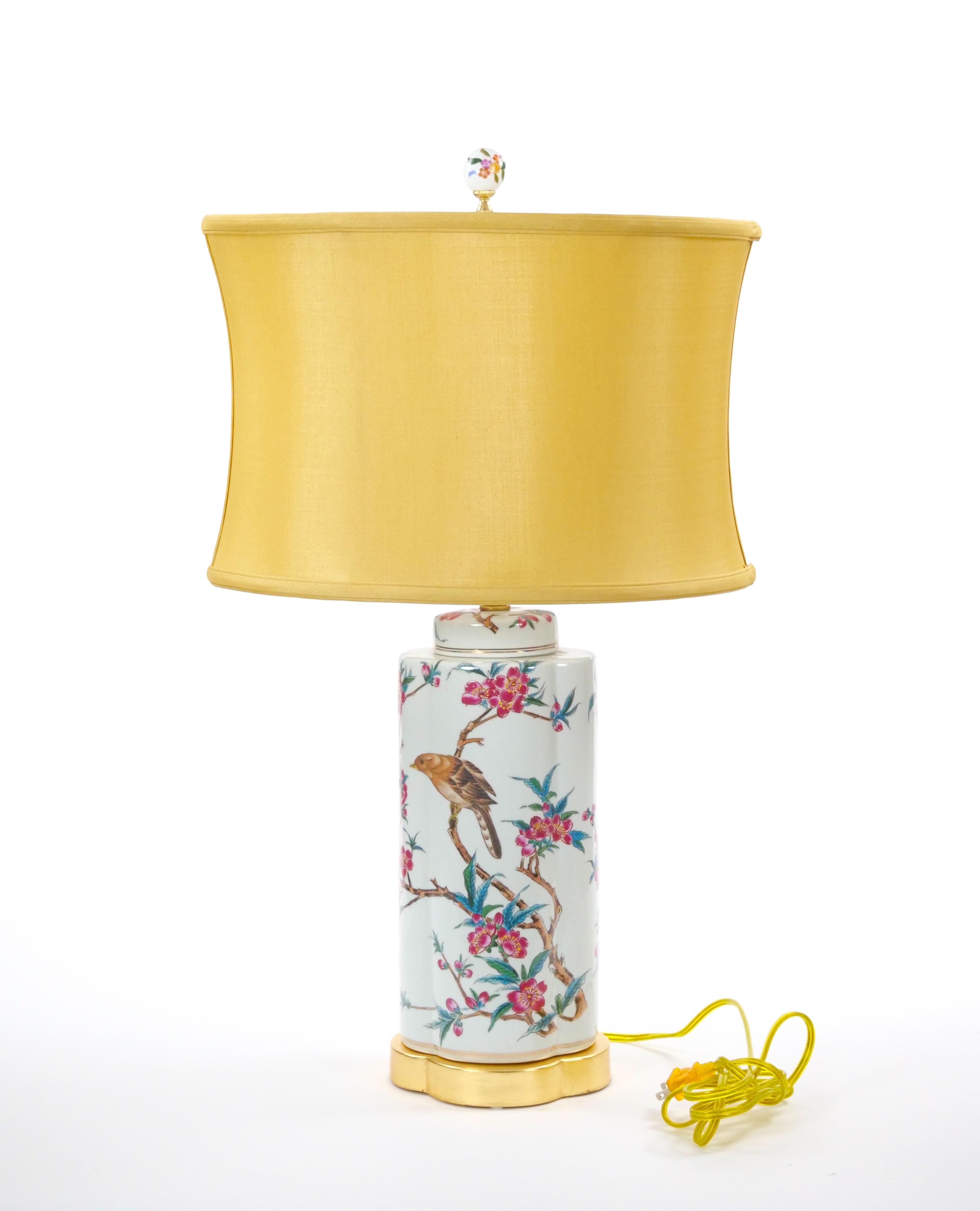 Lampada da tavolo in porcellana italiana dipinta a mano del XX secolo con base in Wood Wood dorato in vendita 9