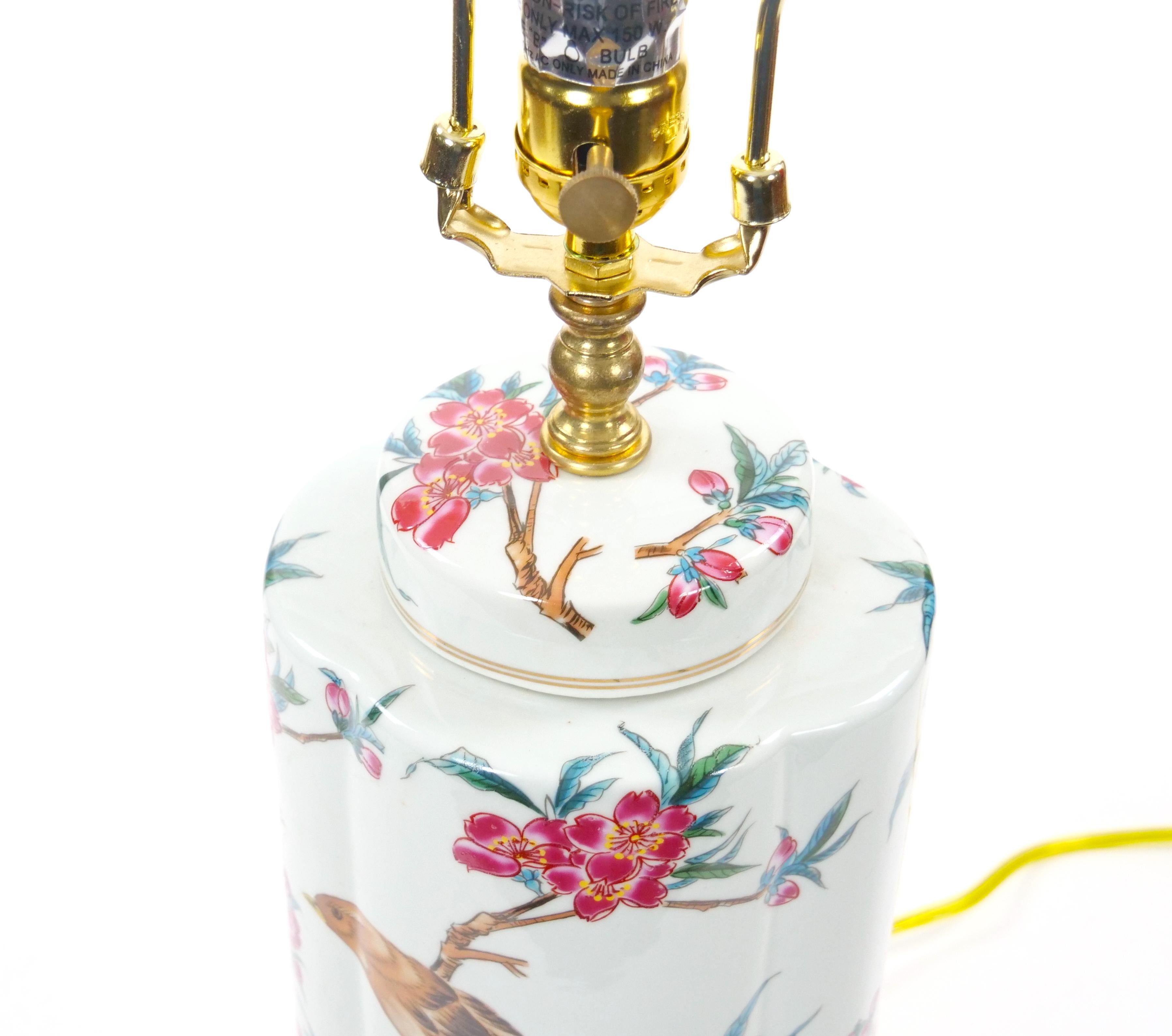 Lampada da tavolo in porcellana italiana dipinta a mano del XX secolo con base in Wood Wood dorato in vendita 10