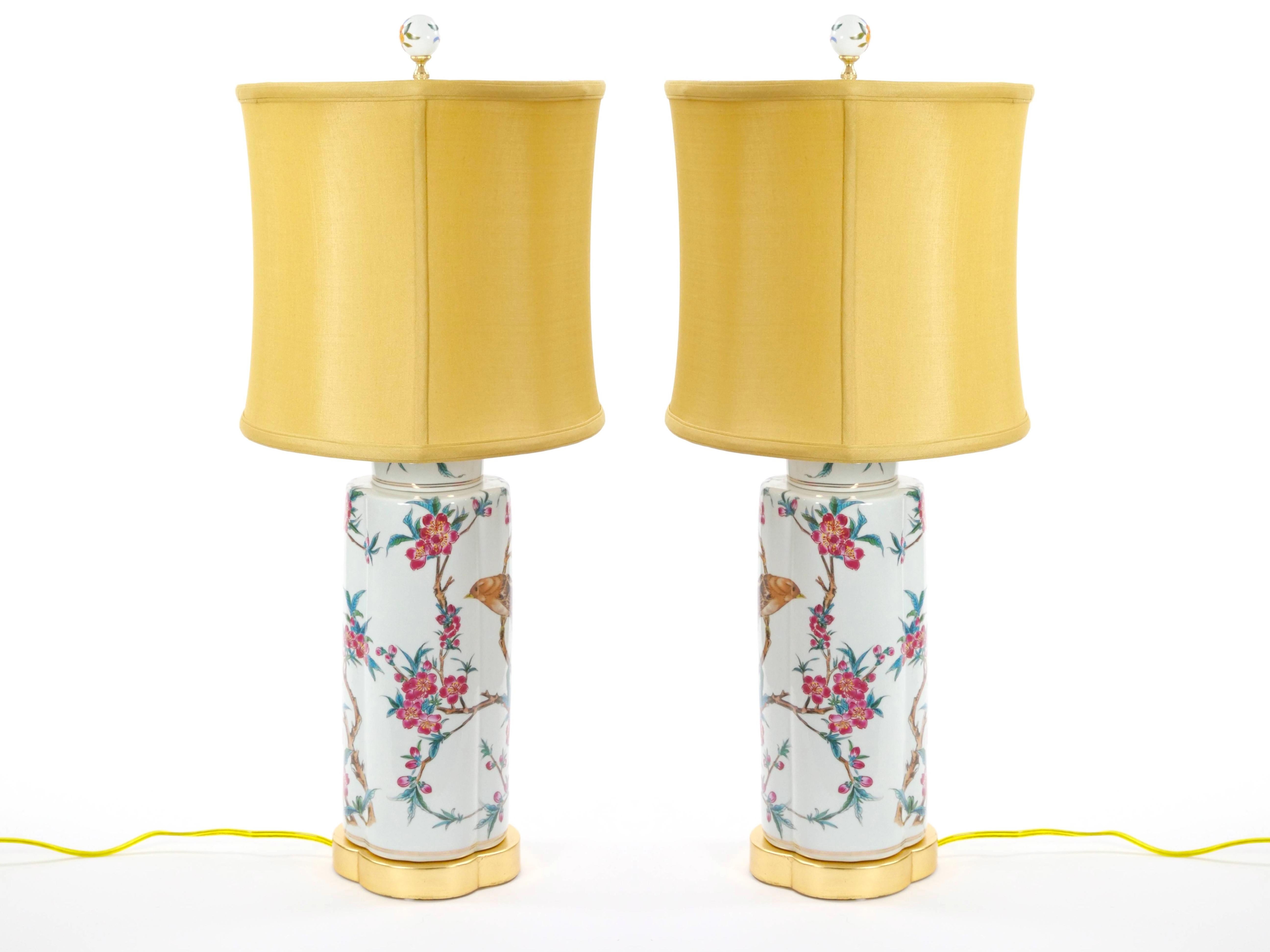 Queste lampade da tavolo in porcellana italiana del XX secolo, splendidamente realizzate, esemplificano lo squisito design e la maestria italiana. Ogni lampada è meticolosamente dipinta a mano con intricati motivi floreali e fogliacei, completati da