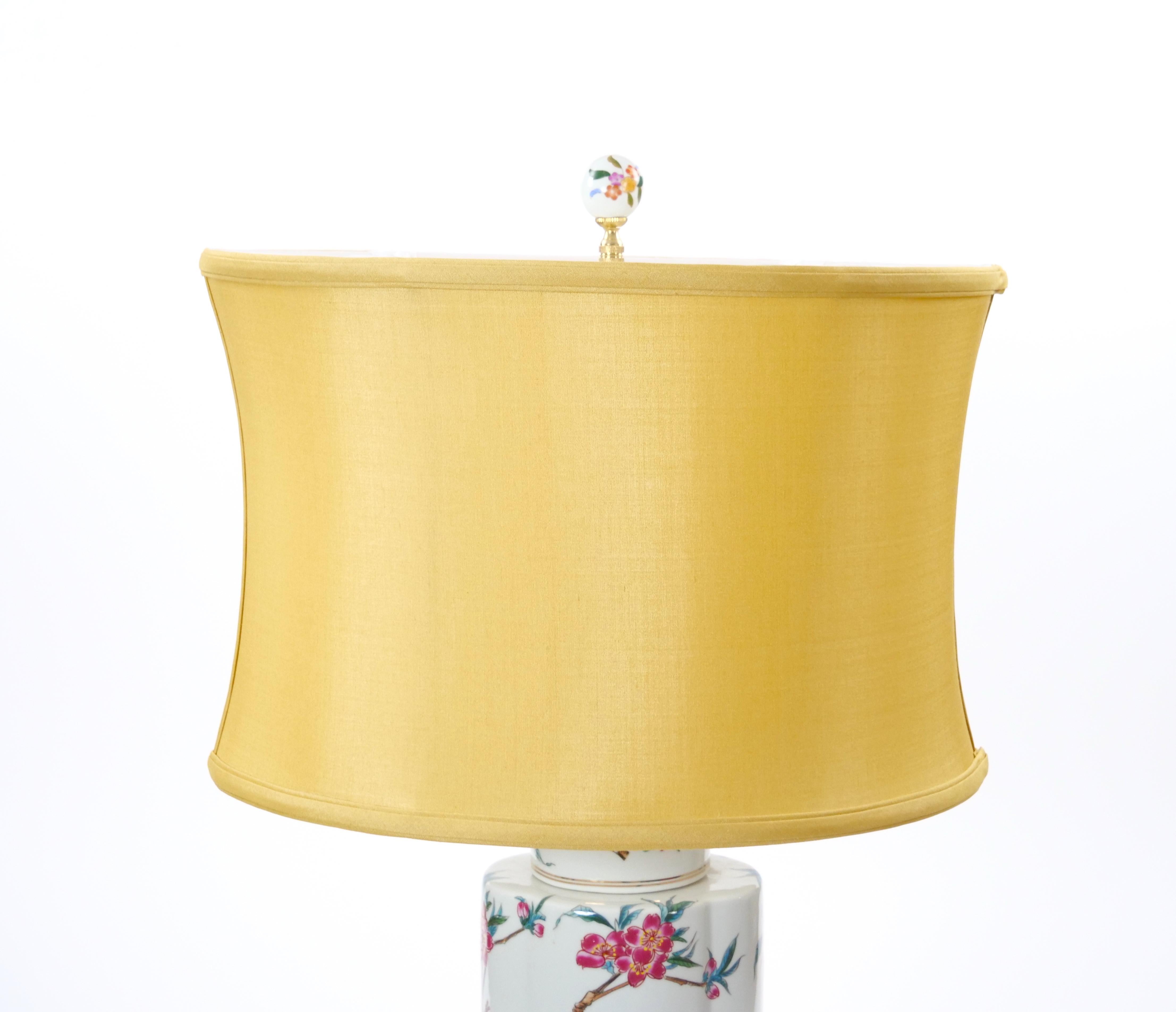 Lampada da tavolo in porcellana italiana dipinta a mano del XX secolo con base in Wood Wood dorato In condizioni buone in vendita a Tarry Town, NY