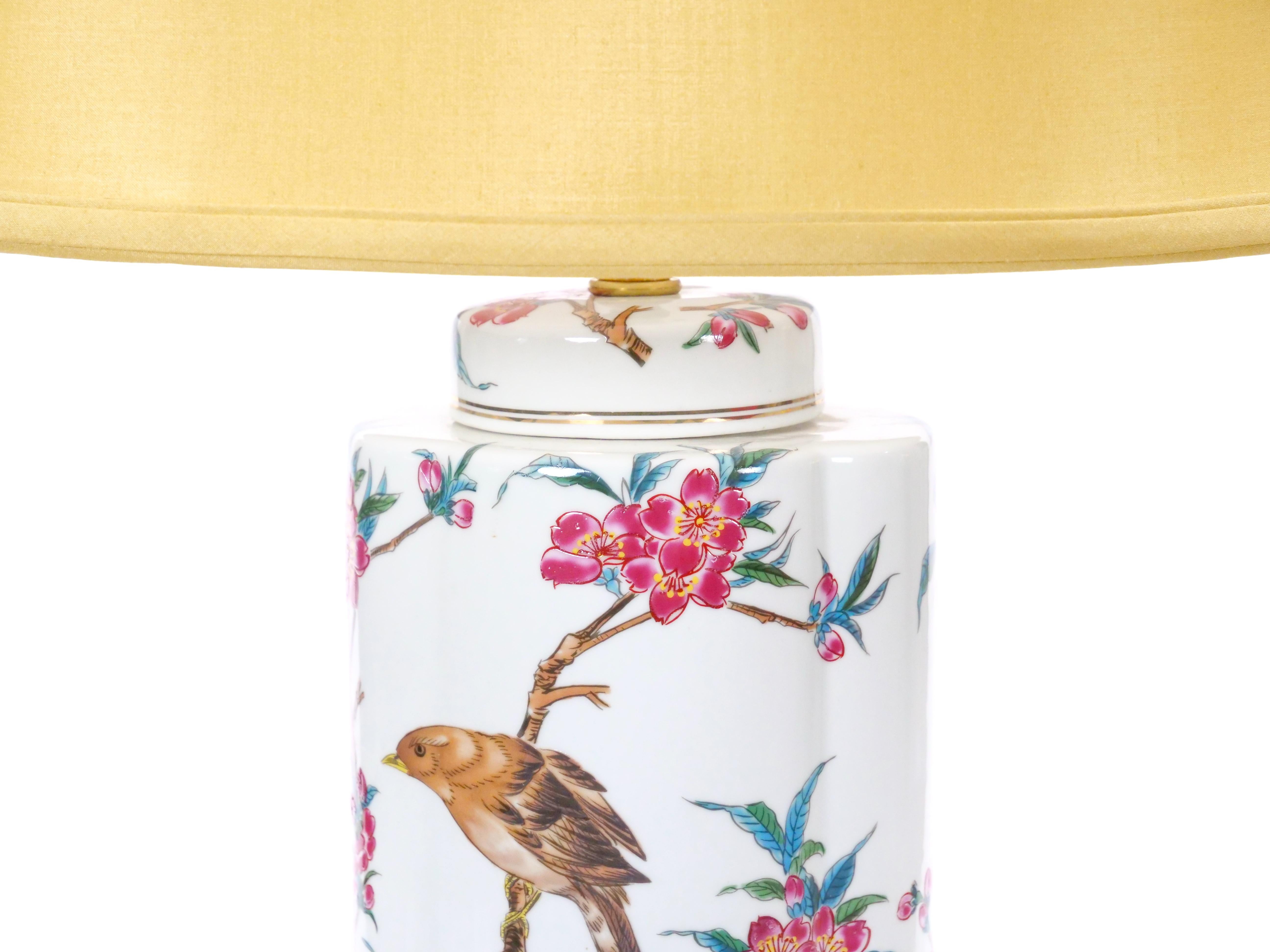 Porcellana Lampada da tavolo in porcellana italiana dipinta a mano del XX secolo con base in Wood Wood dorato in vendita