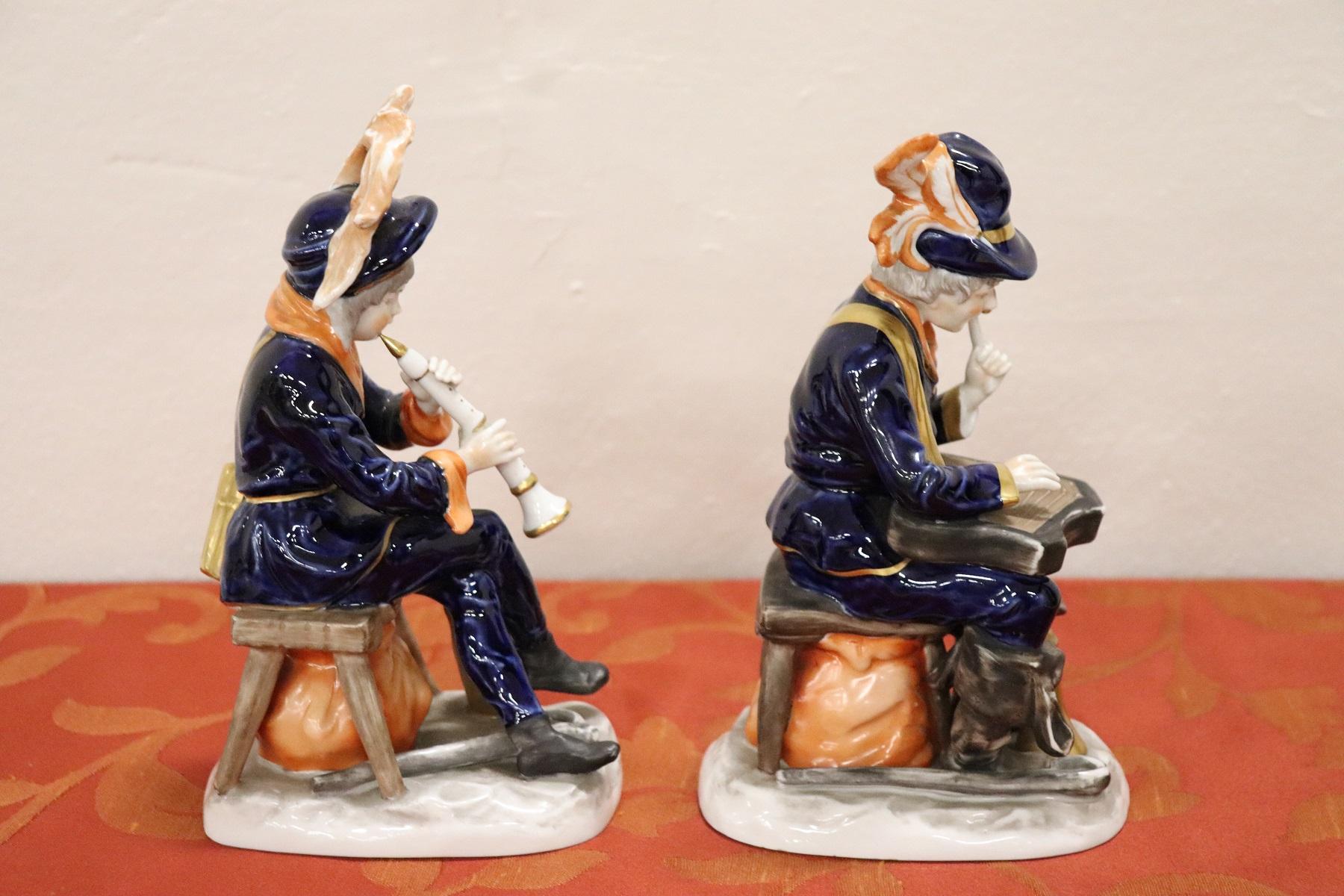 20th Century Hand Painted Porcelain Sculpture Pair of Players (Mitte des 20. Jahrhunderts)