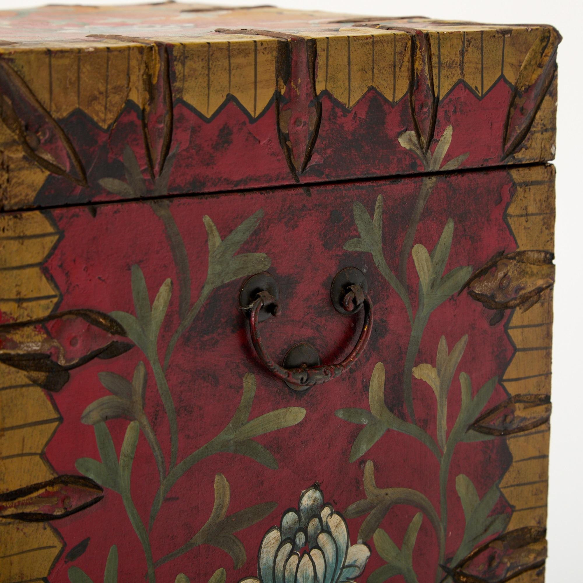 Arts and Crafts Coffres en bois laqué rouge du 20e siècle peints à la main et ornés de laiton - Ensemble de trois coffres en vente