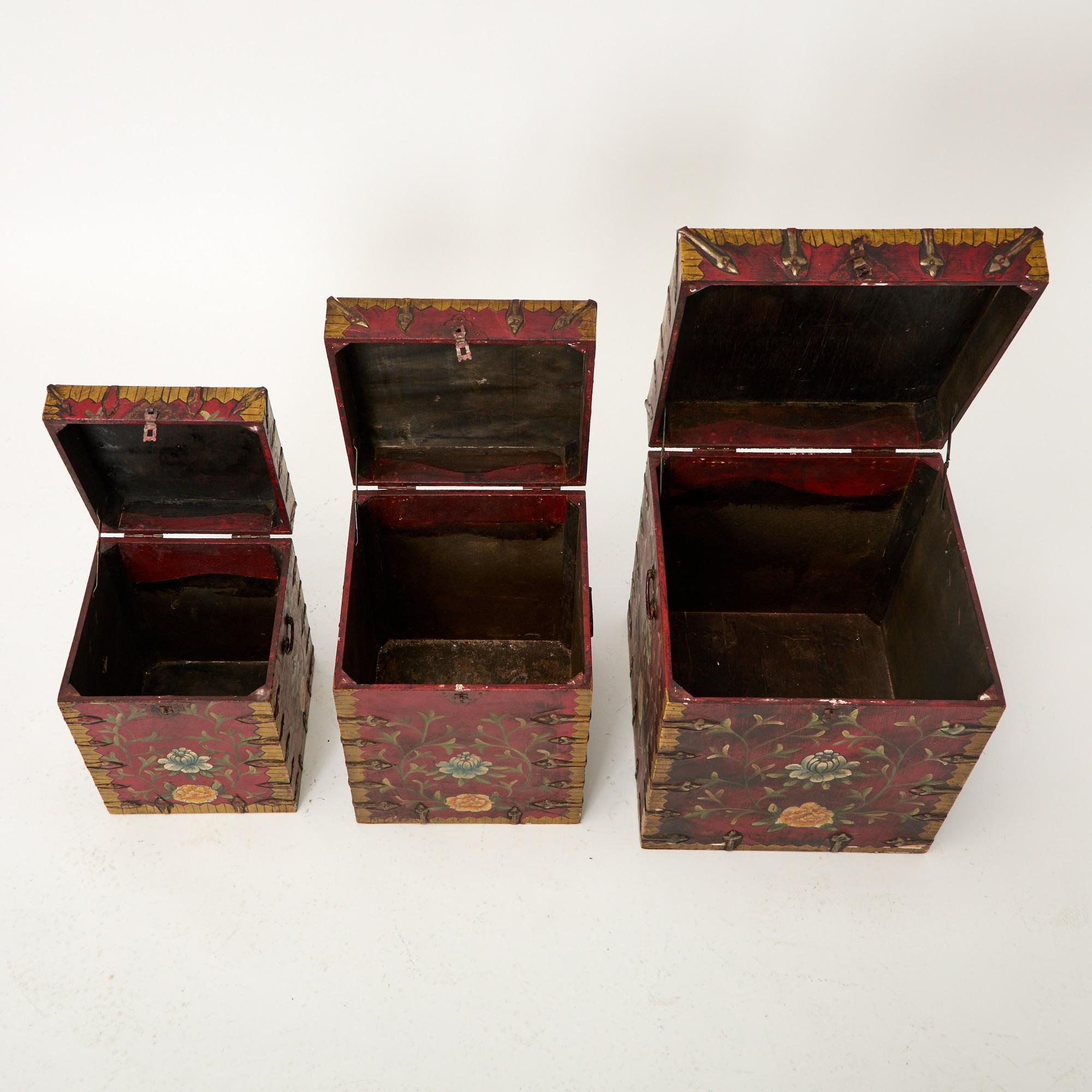 Coffres en bois laqué rouge du 20e siècle peints à la main et ornés de laiton - Ensemble de trois coffres Bon état - En vente à Tarry Town, NY