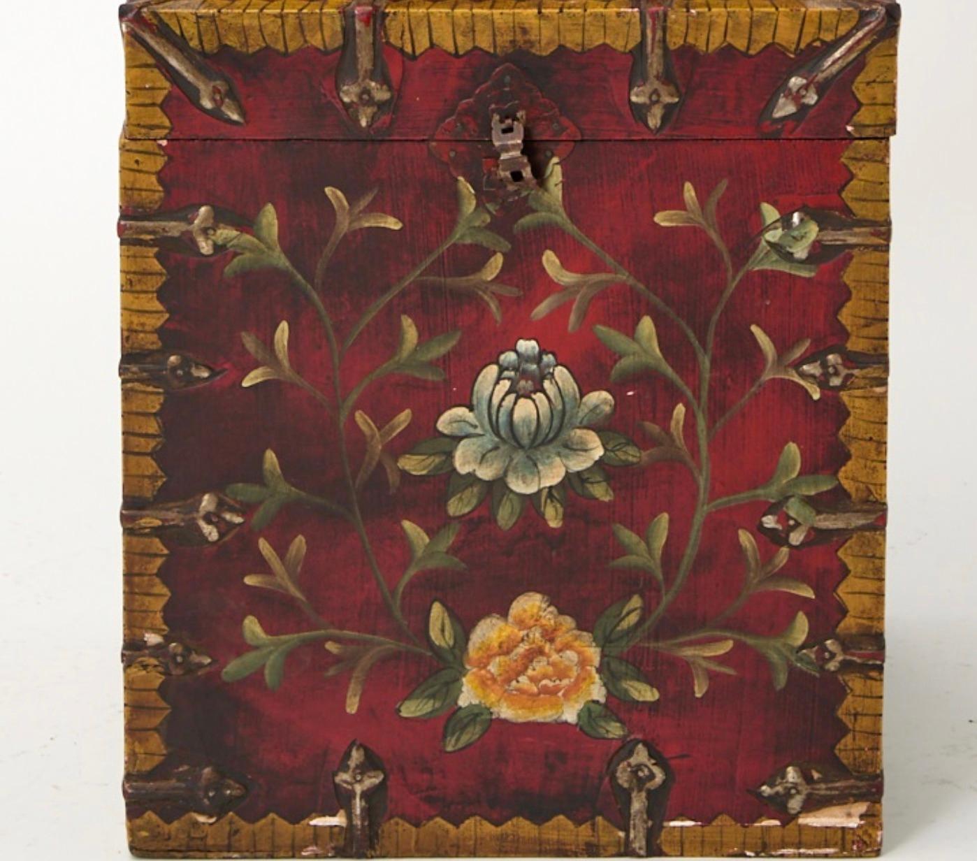20ième siècle Coffres en bois laqué rouge du 20e siècle peints à la main et ornés de laiton - Ensemble de trois coffres en vente