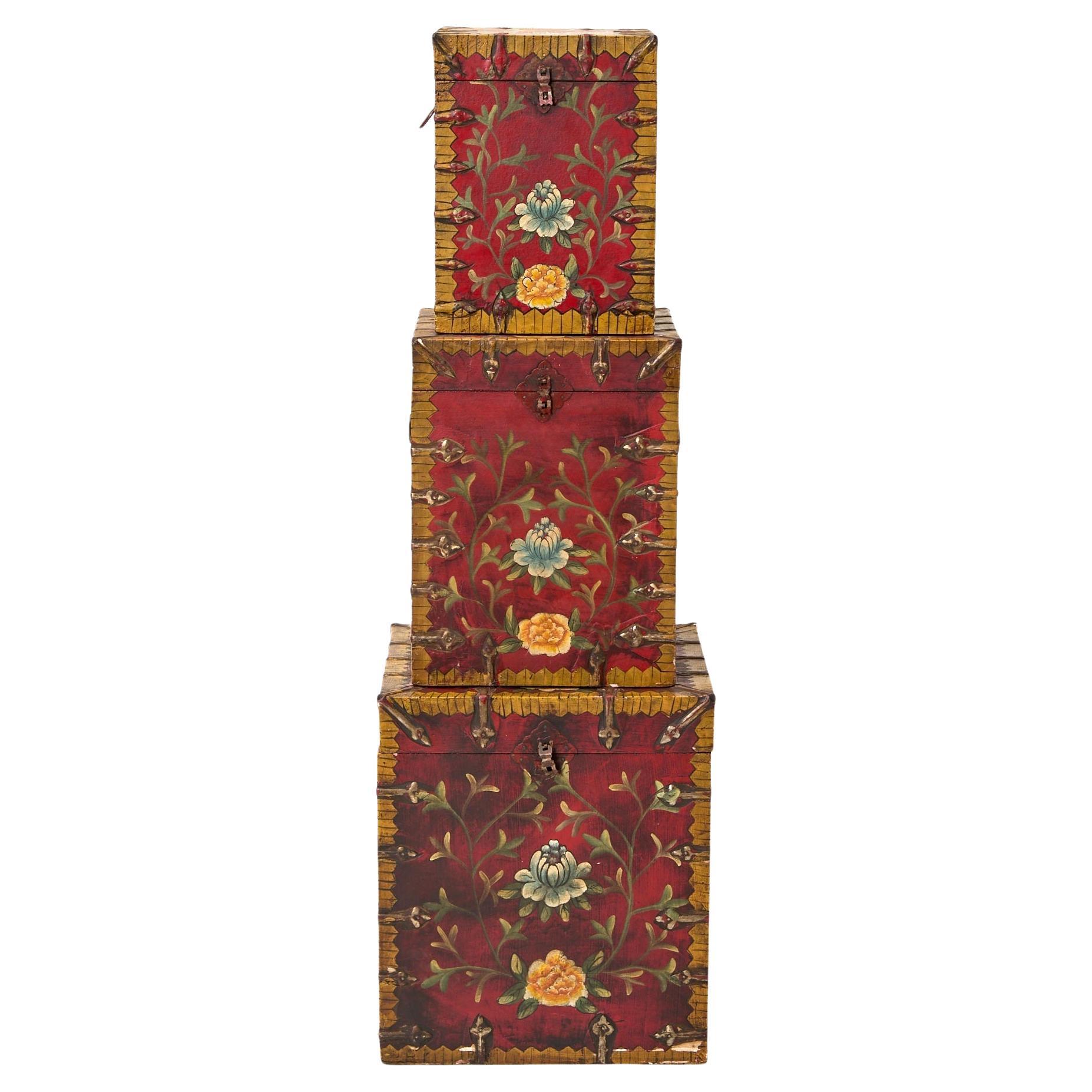 Coffres en bois laqué rouge du 20e siècle peints à la main et ornés de laiton - Ensemble de trois coffres en vente
