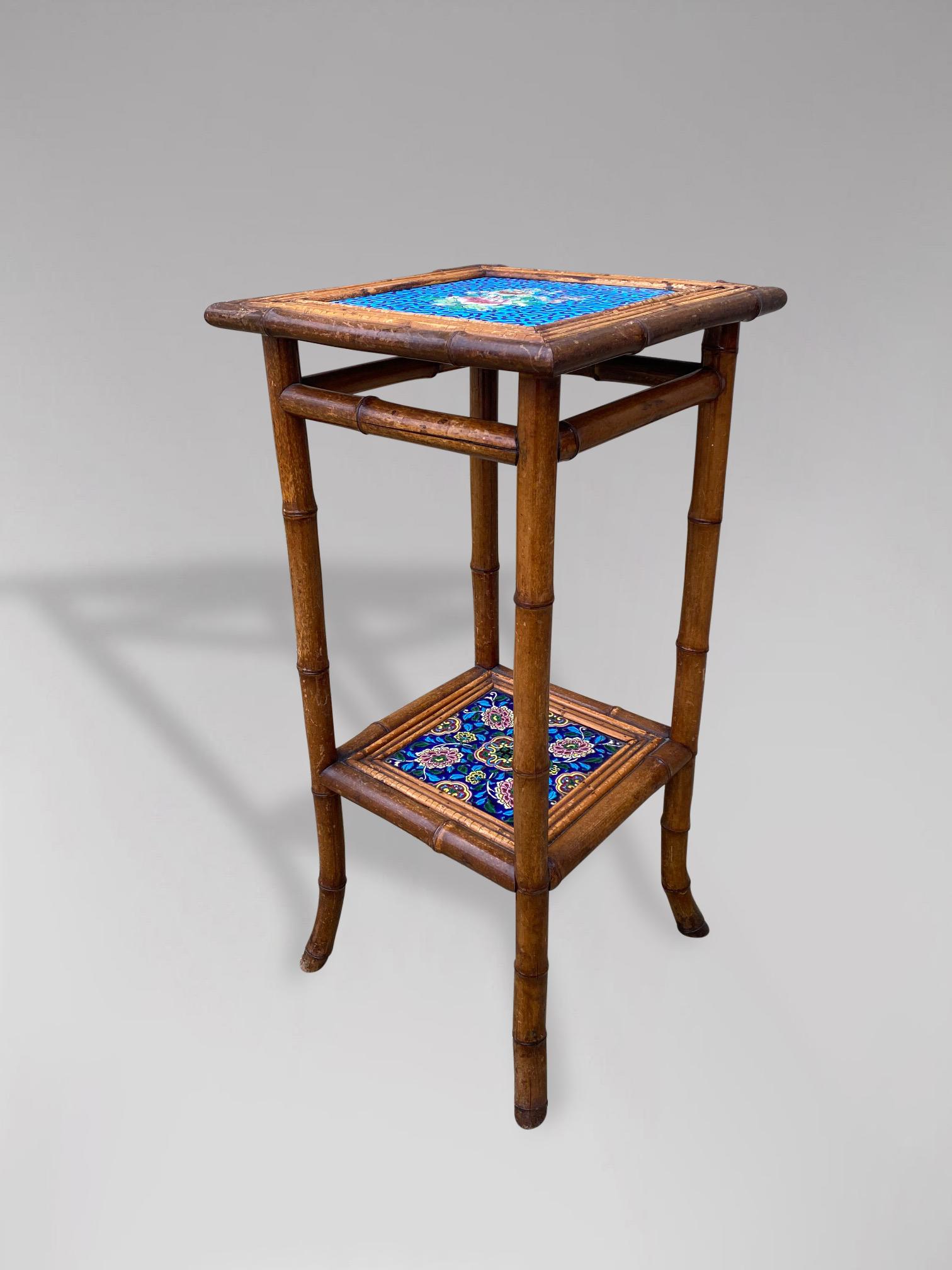 Français Table d'appoint en bambou peinte à la main du 20e siècle avec dessus en carreaux en vente