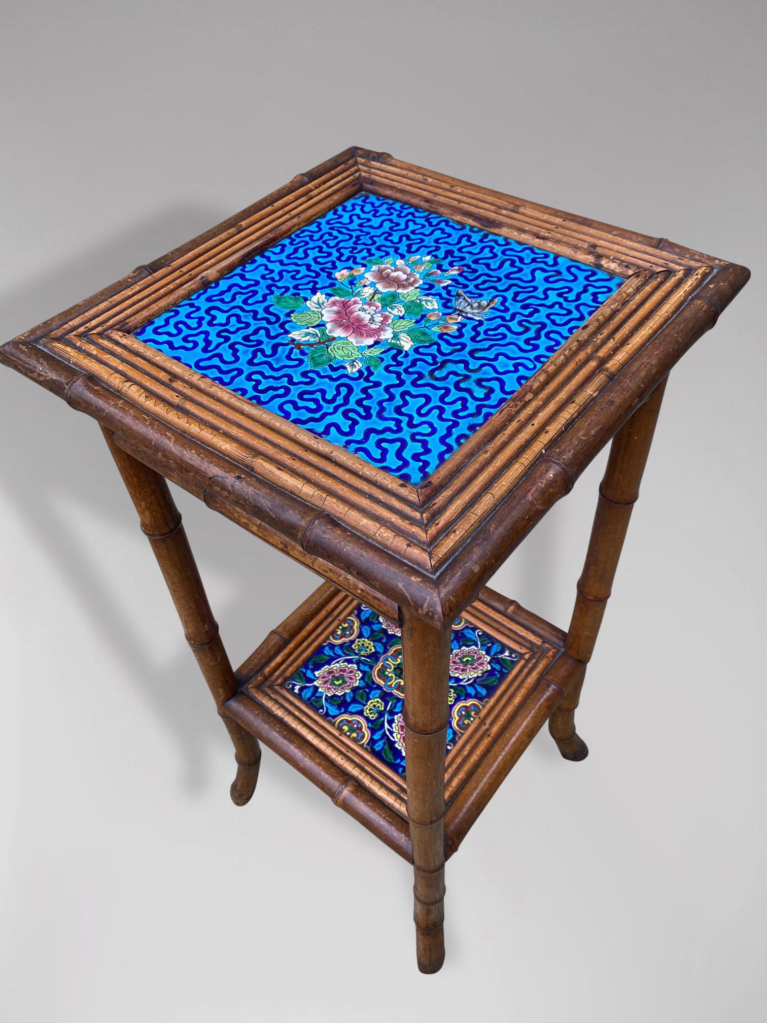 Table d'appoint en bambou peinte à la main du 20e siècle avec dessus en carreaux en vente 1
