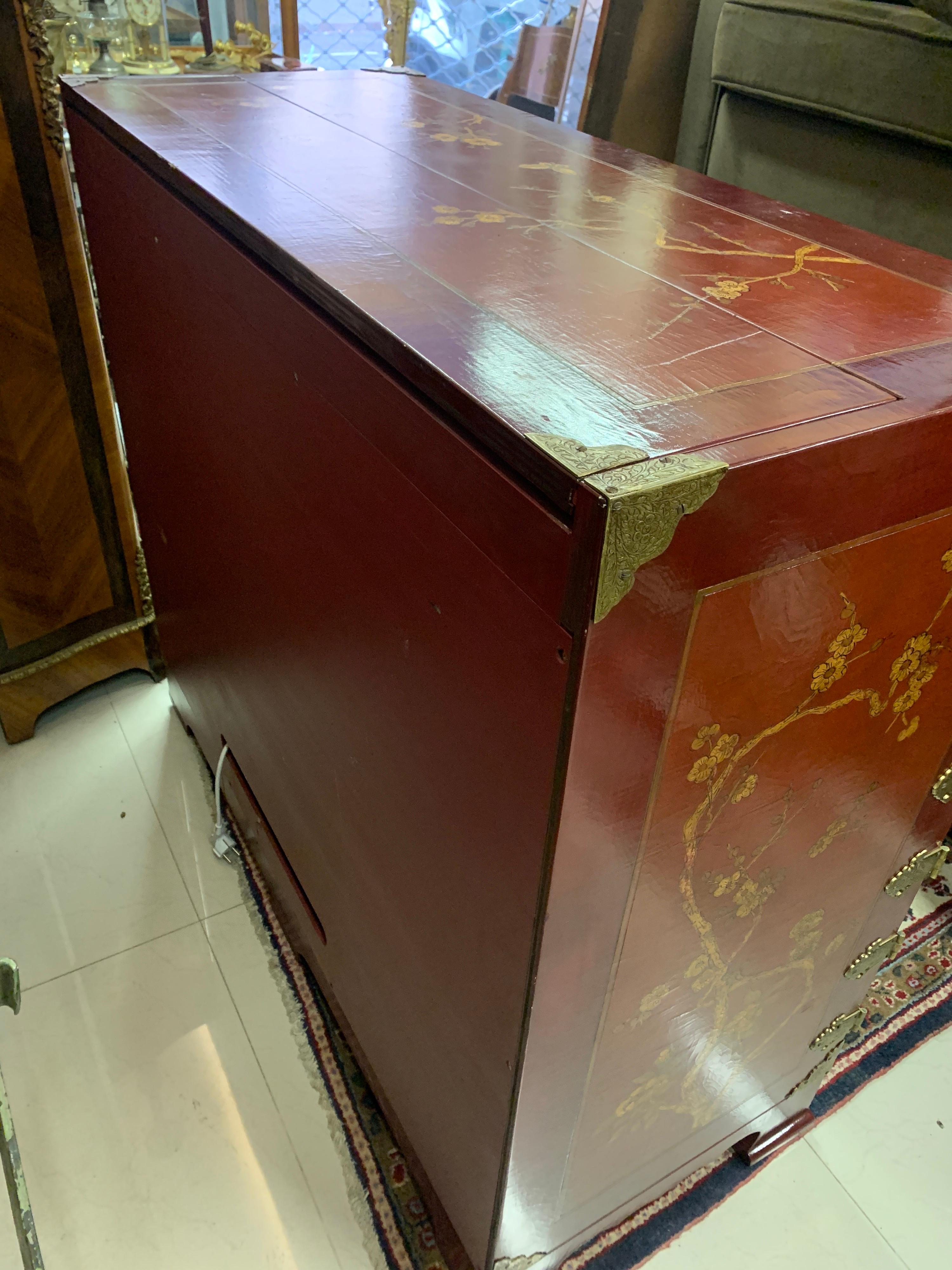 Handbemalter TV-Schrank aus lackiertem Holz und Metallbeschlägen des 20. Jahrhunderts im Angebot 3