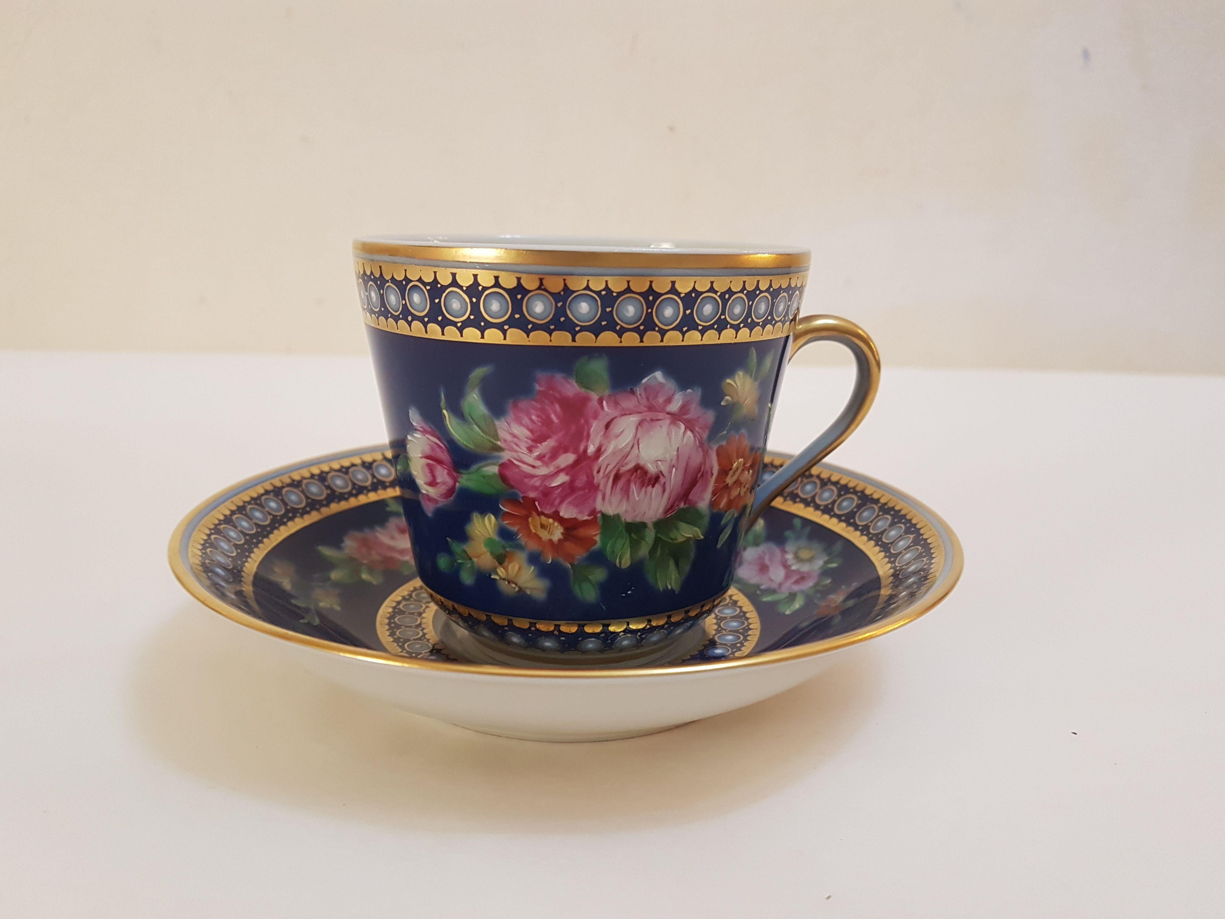 Magnificent collectible tea cup and saucer in portuguese porcelain Vista Alegre, hand painted, decorated with floral motifs.

Vista Alegre was founded in 1824 by Josè Ferreira Pinto Basto obtaining the royal diploma from His Majesty the King Don