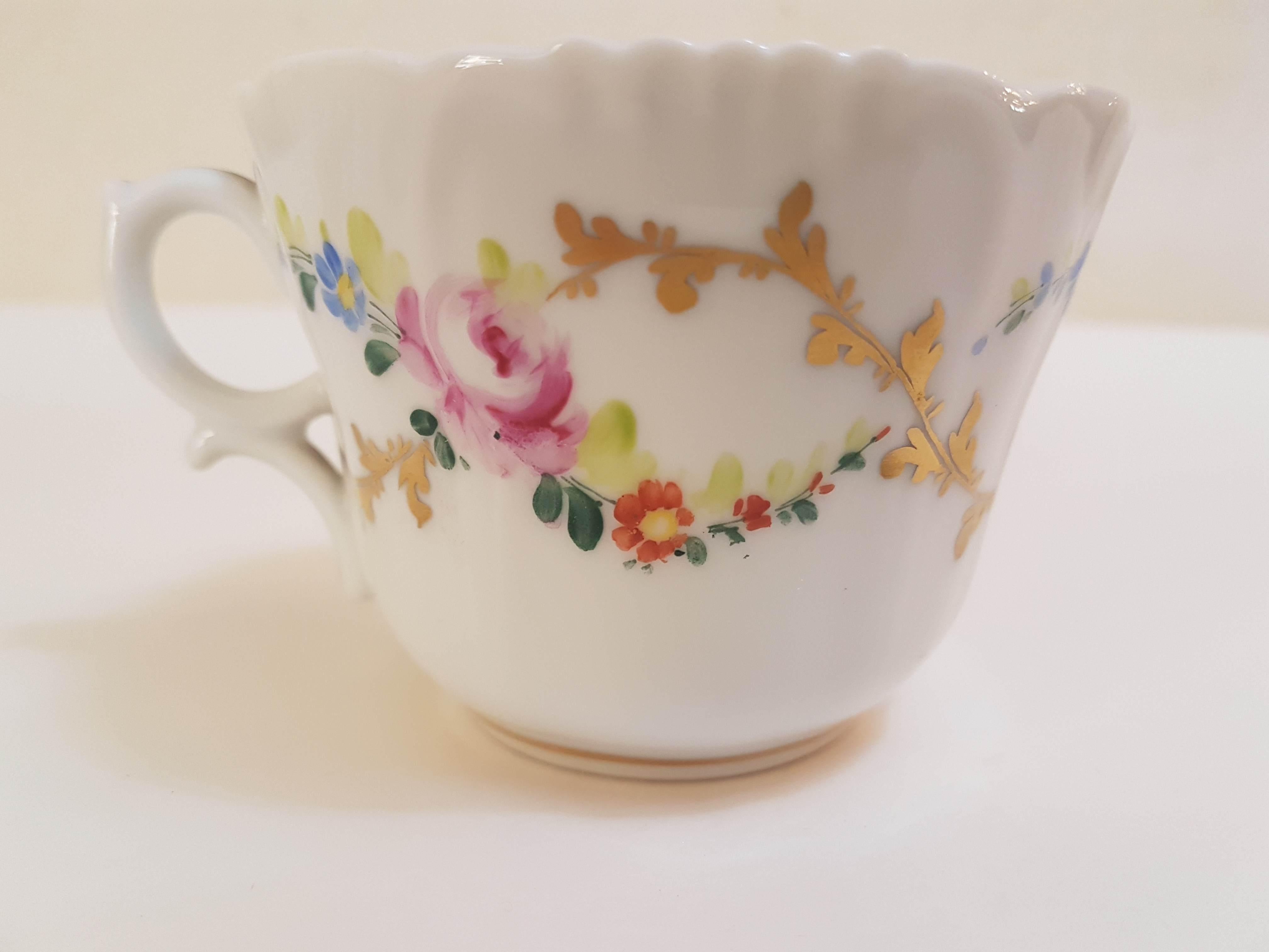 20th Century Hand-Painted Vista Alegre Porcelain Collectible Tea Cup and Saucer In Excellent Condition In Cagliari, IT