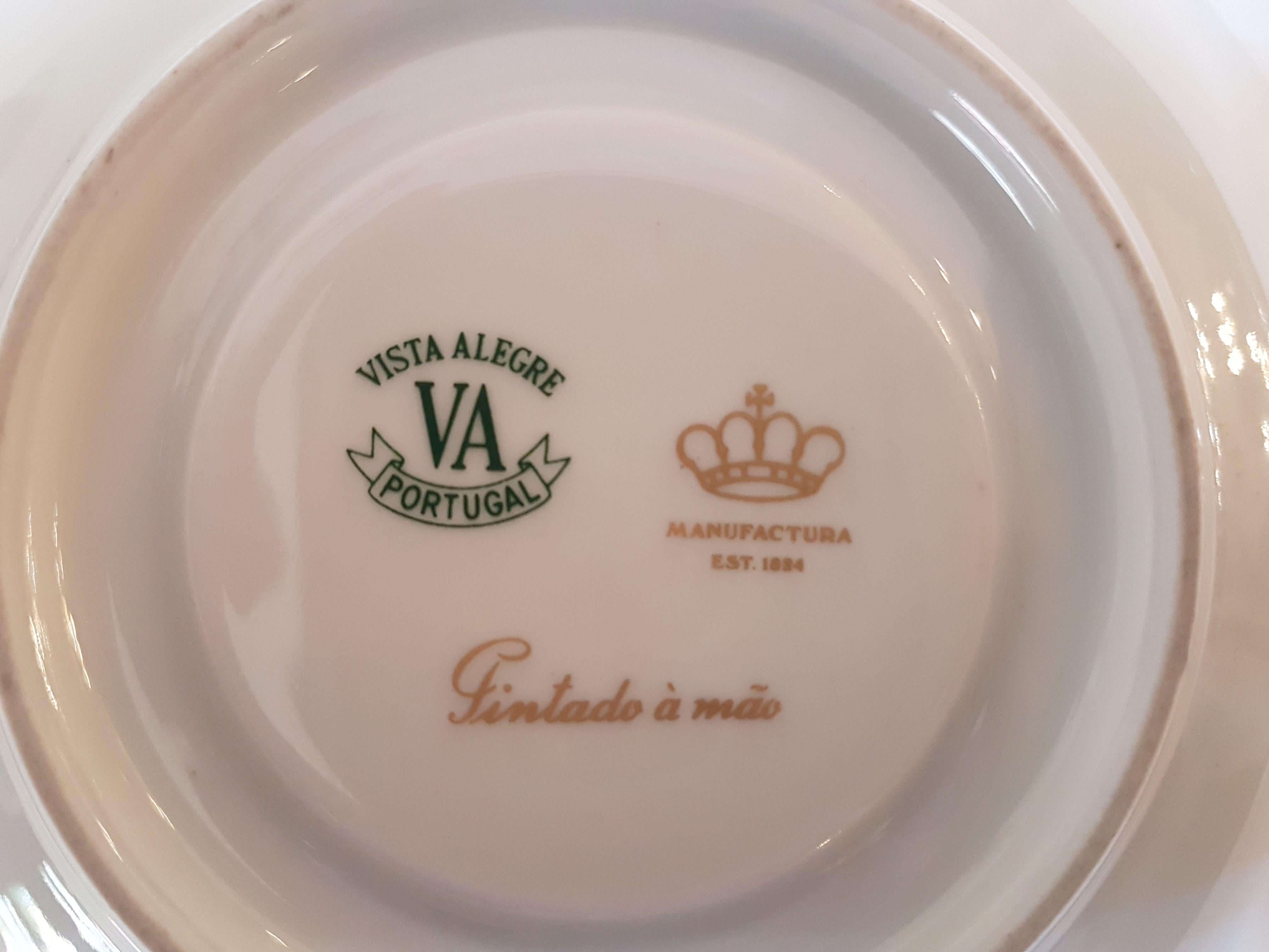 20th Century Hand Painted Vista Alegre Porcelain Collectible Tea Cup and Saucer In Excellent Condition In Cagliari, IT