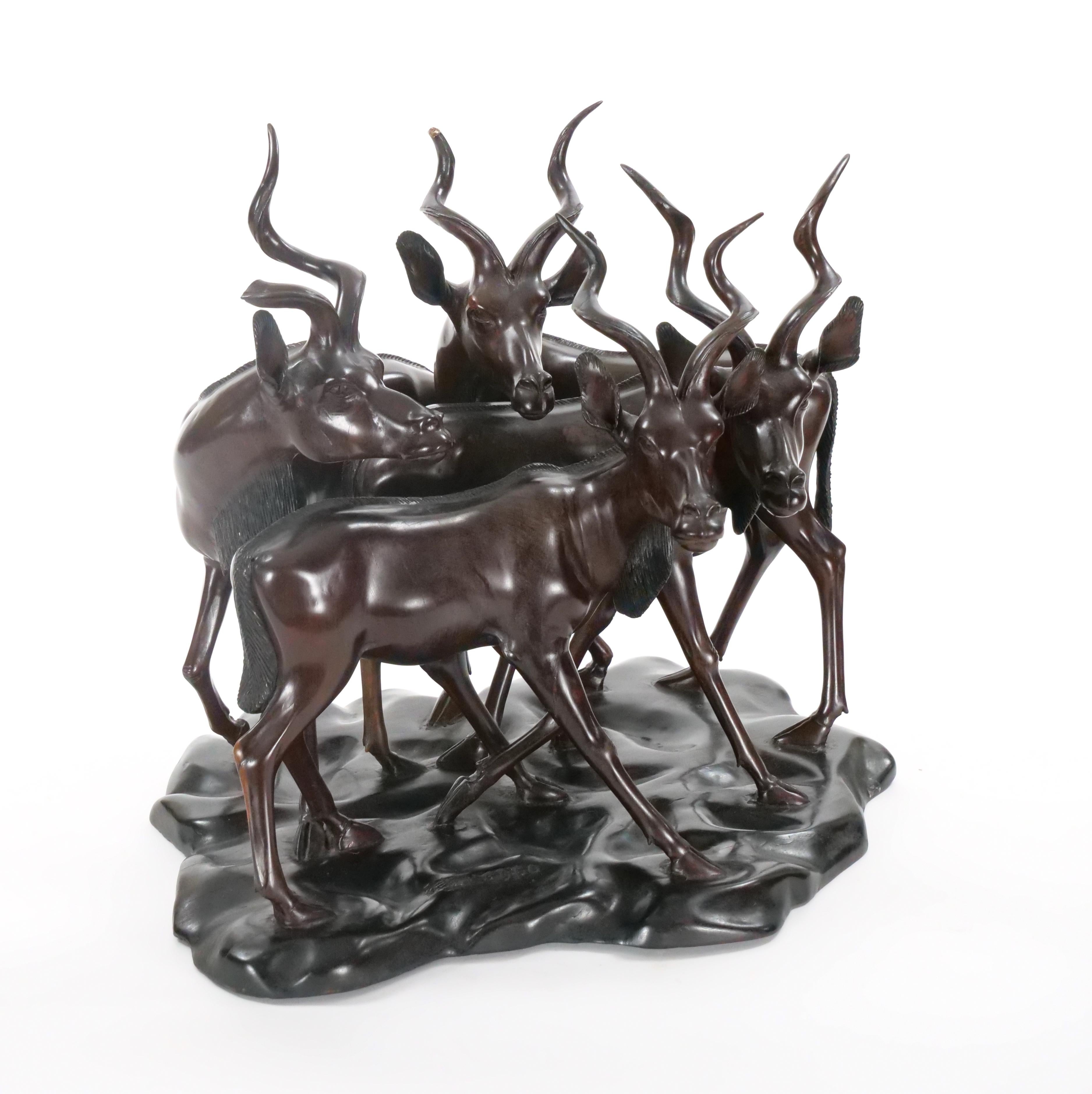 Escultura Decorativa de Madera Pintada a Mano del Siglo XX / Paquete de Gacelas Tallado a mano en venta