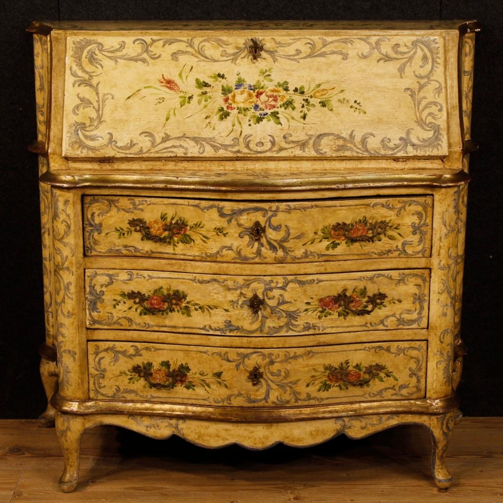 Venetian bureau from the mid-20th century. Furniture in richly carved and hand painted wood with floral decorations of great pleasure. Bureau with three external drawers and a good capacity fall front. Interior complete with four drawers and desk of