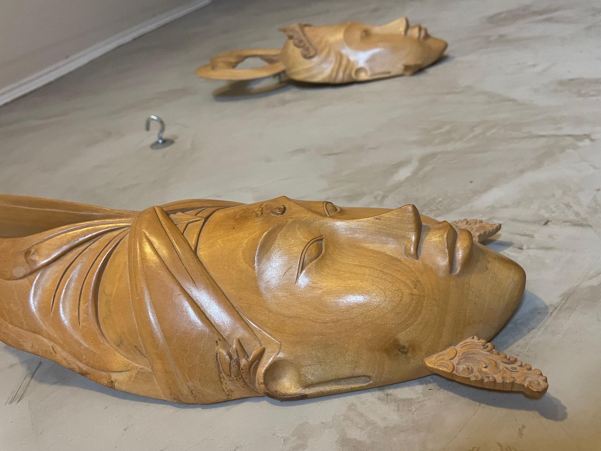 Ensemble de deux masques traditionnels indonésiens en bois sculptés à la main du 20ème siècle 8
