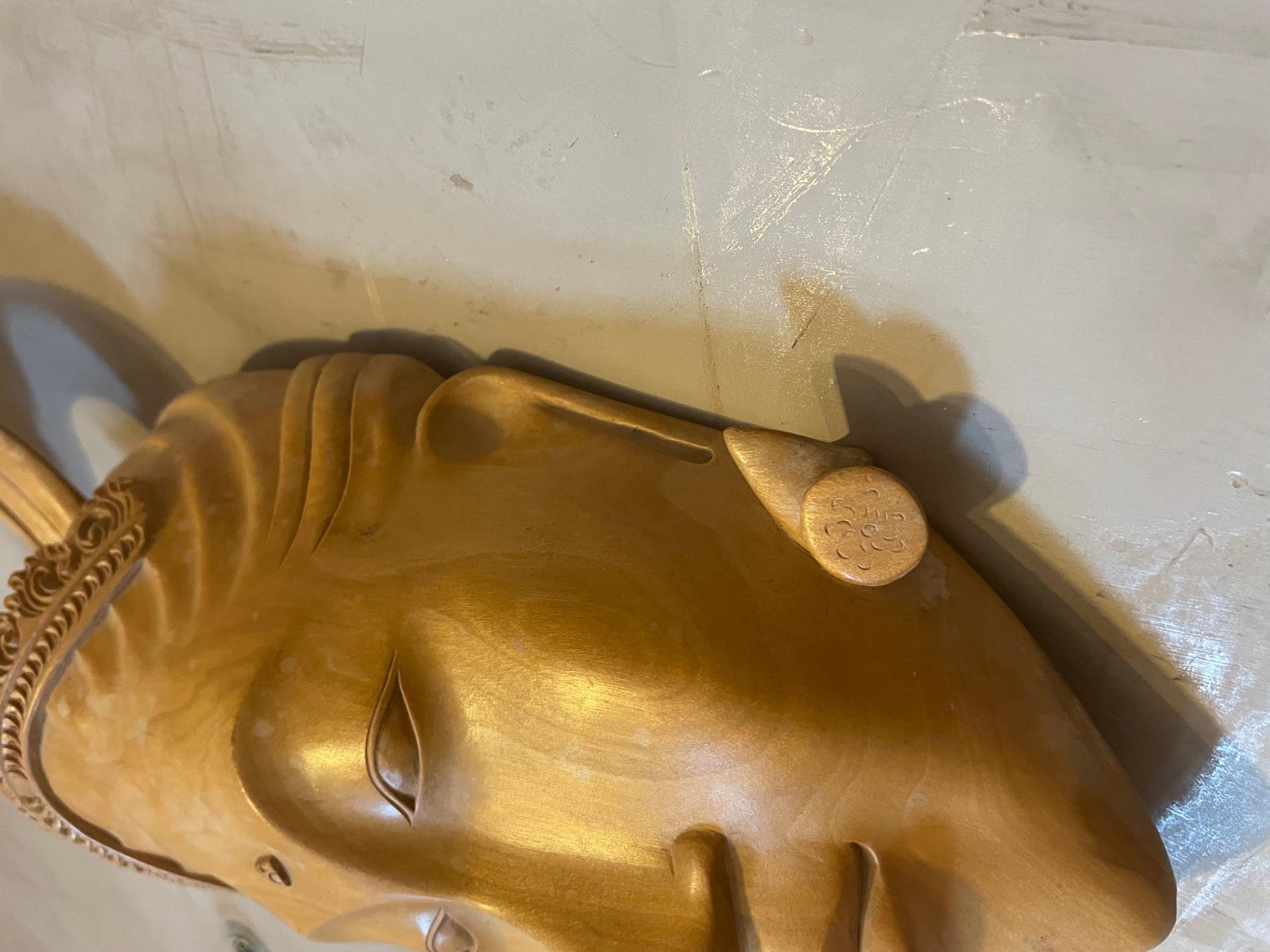 Ensemble de deux masques traditionnels indonésiens en bois sculptés à la main du 20ème siècle 2