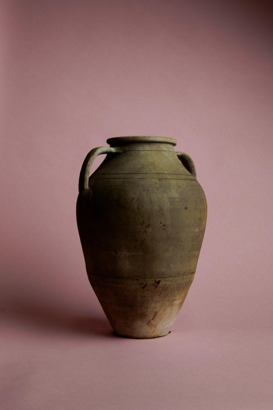 Rustico Vaso di argilla turco della metà del XX secolo lavorato a mano con patina naturale in vendita