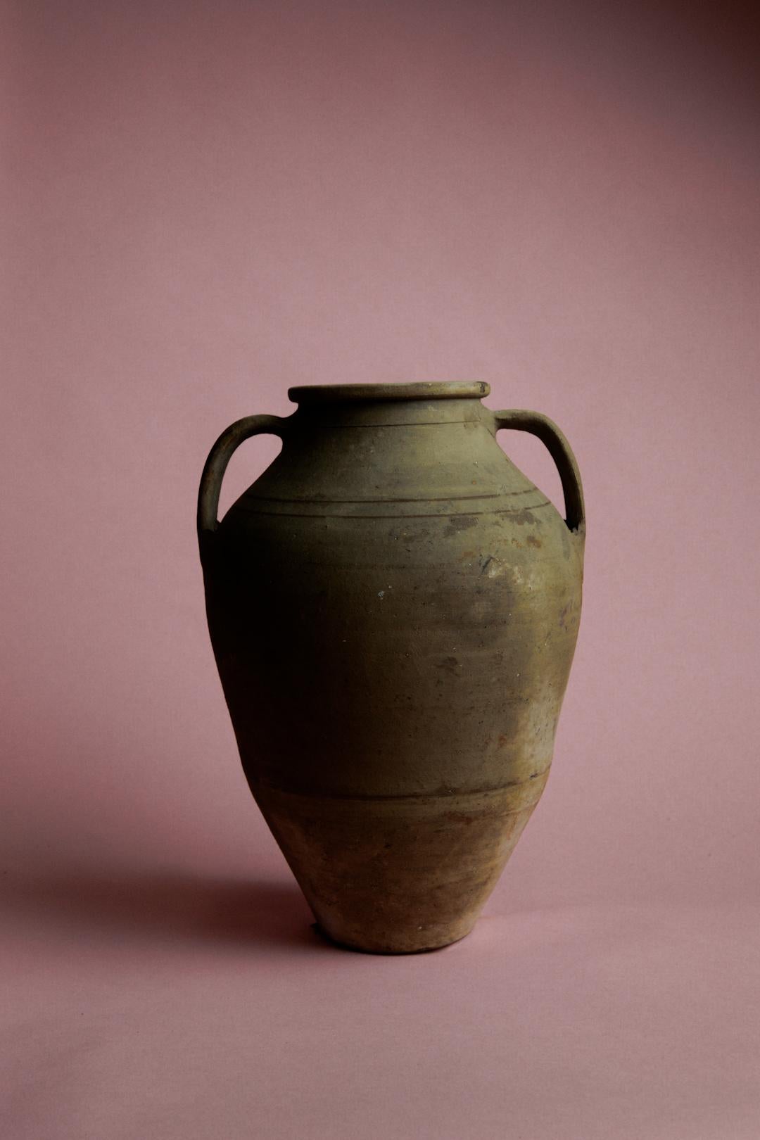 Metà XX secolo Vaso di argilla turco della metà del XX secolo lavorato a mano con patina naturale in vendita