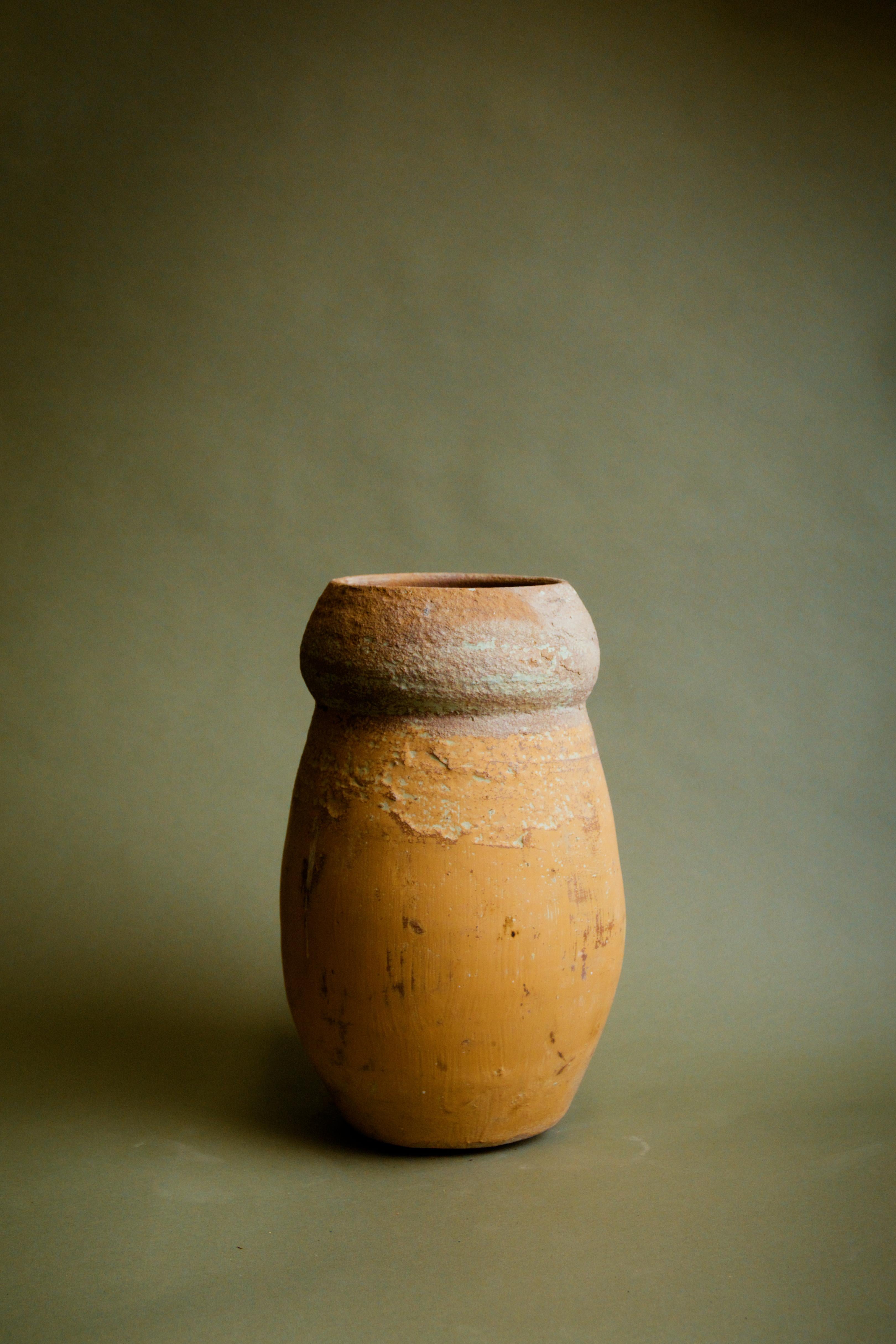 Primitivo Vaso a collare del 20° secolo realizzato a mano e con segni di usura in vendita