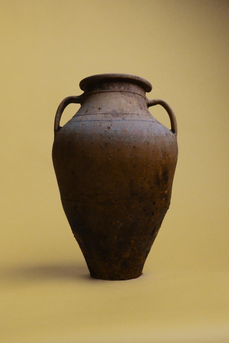 Questo vaso vintage per la conservazione del grano, realizzato a mano, è un bellissimo esempio dell'arte della terracotta anatolica, che offre uno sguardo sull'artigianato tradizionale e sul patrimonio rurale. Originariamente creato per conservare i