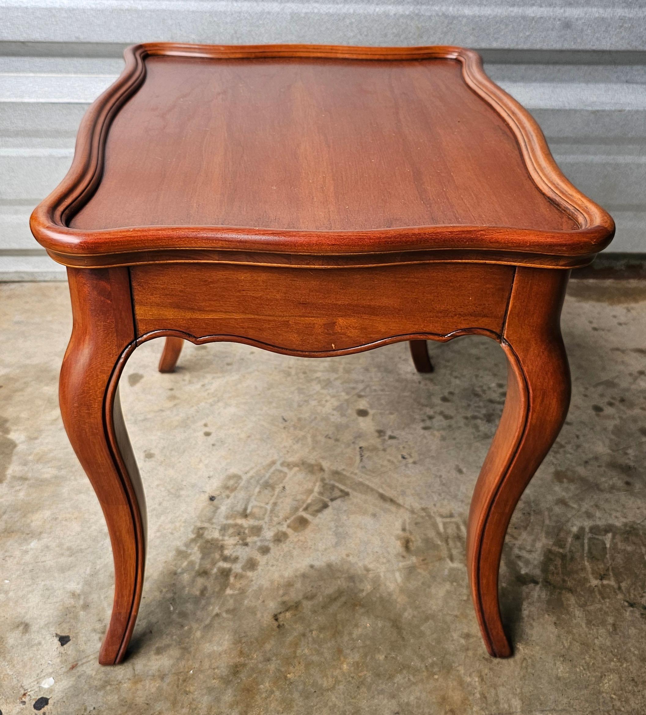Arts and Crafts Table d'appoint basse en cerisier massif serpentin du 20e siècle, fabriquée à la main en vente