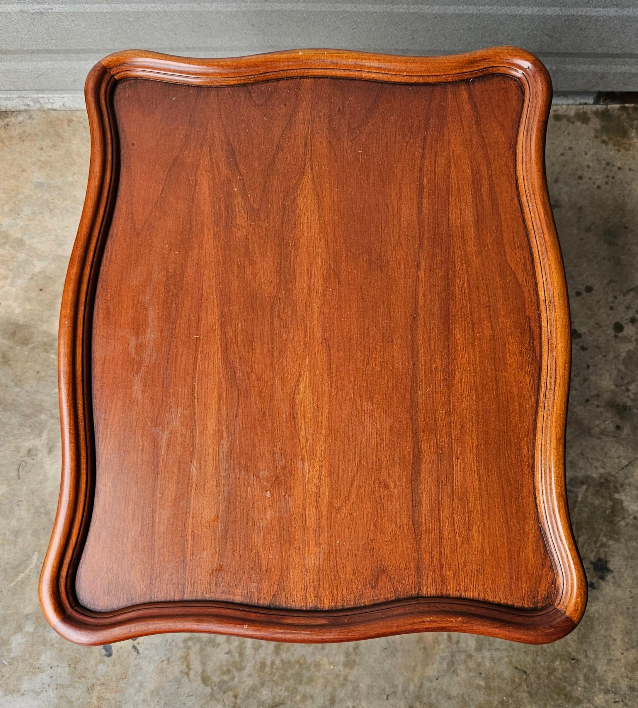 Américain Table d'appoint basse en cerisier massif serpentin du 20e siècle, fabriquée à la main en vente
