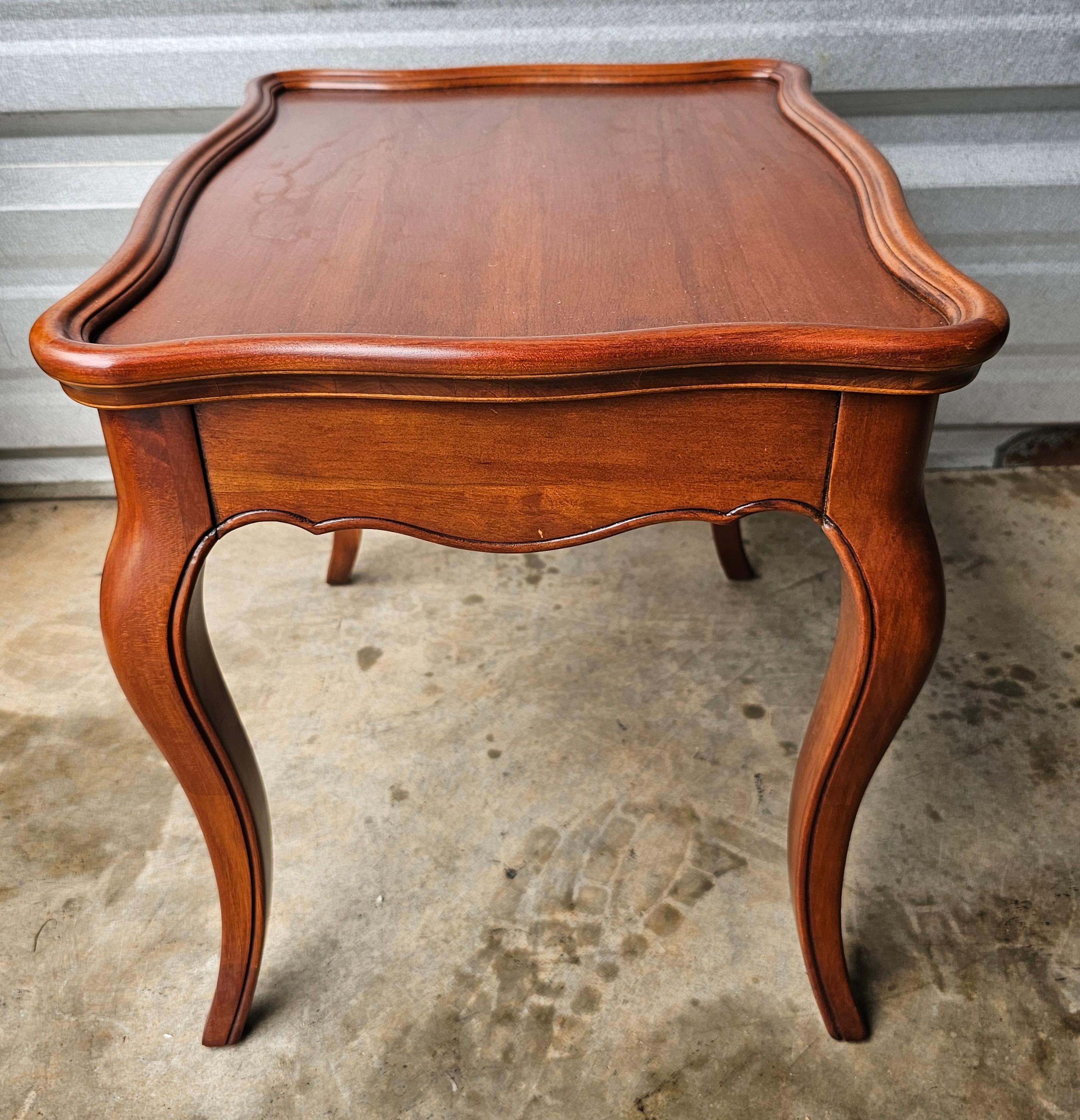 Table d'appoint basse en cerisier massif serpentin du 20e siècle, fabriquée à la main Bon état - En vente à Germantown, MD