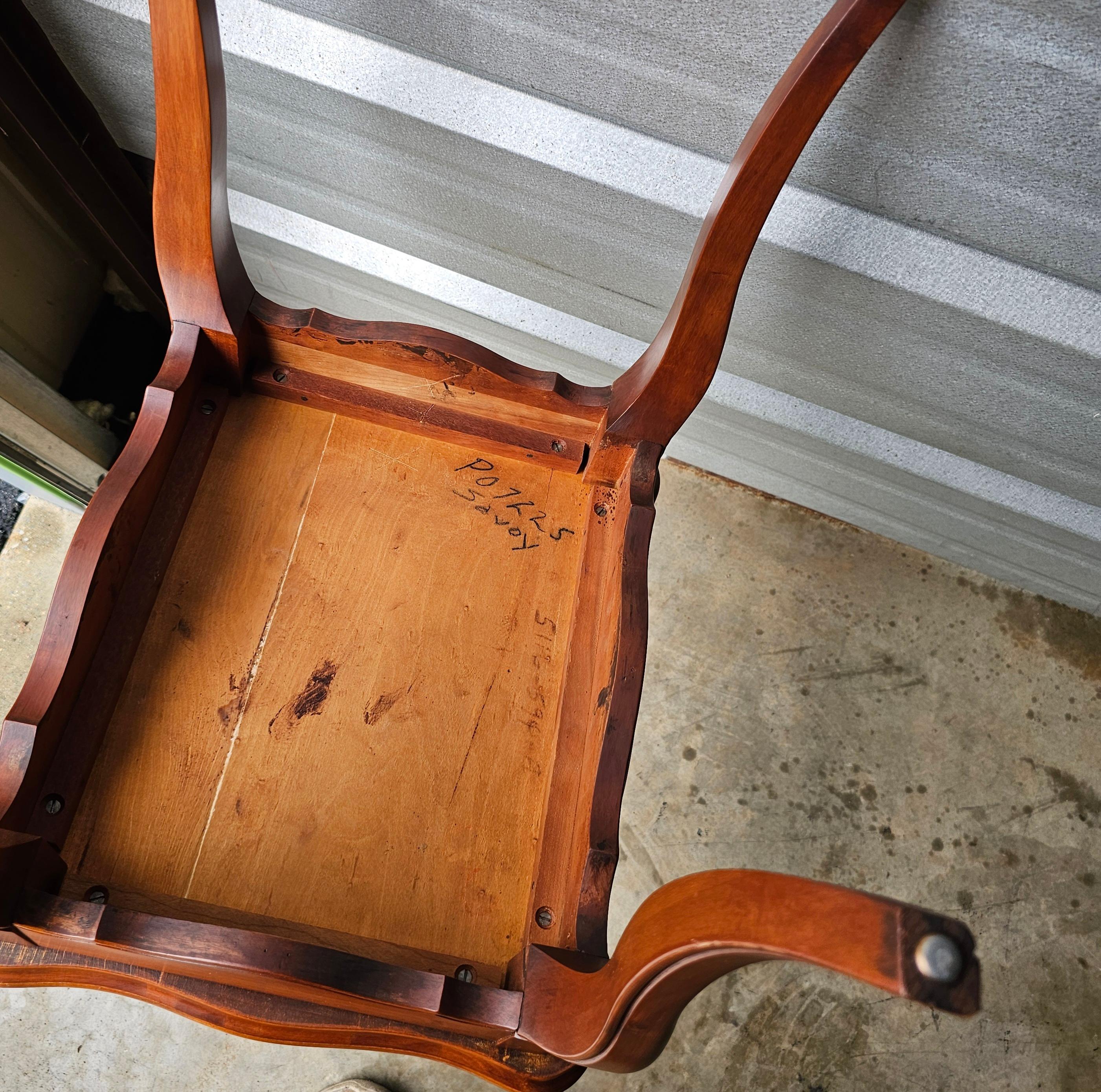 20ième siècle Table d'appoint basse en cerisier massif serpentin du 20e siècle, fabriquée à la main en vente