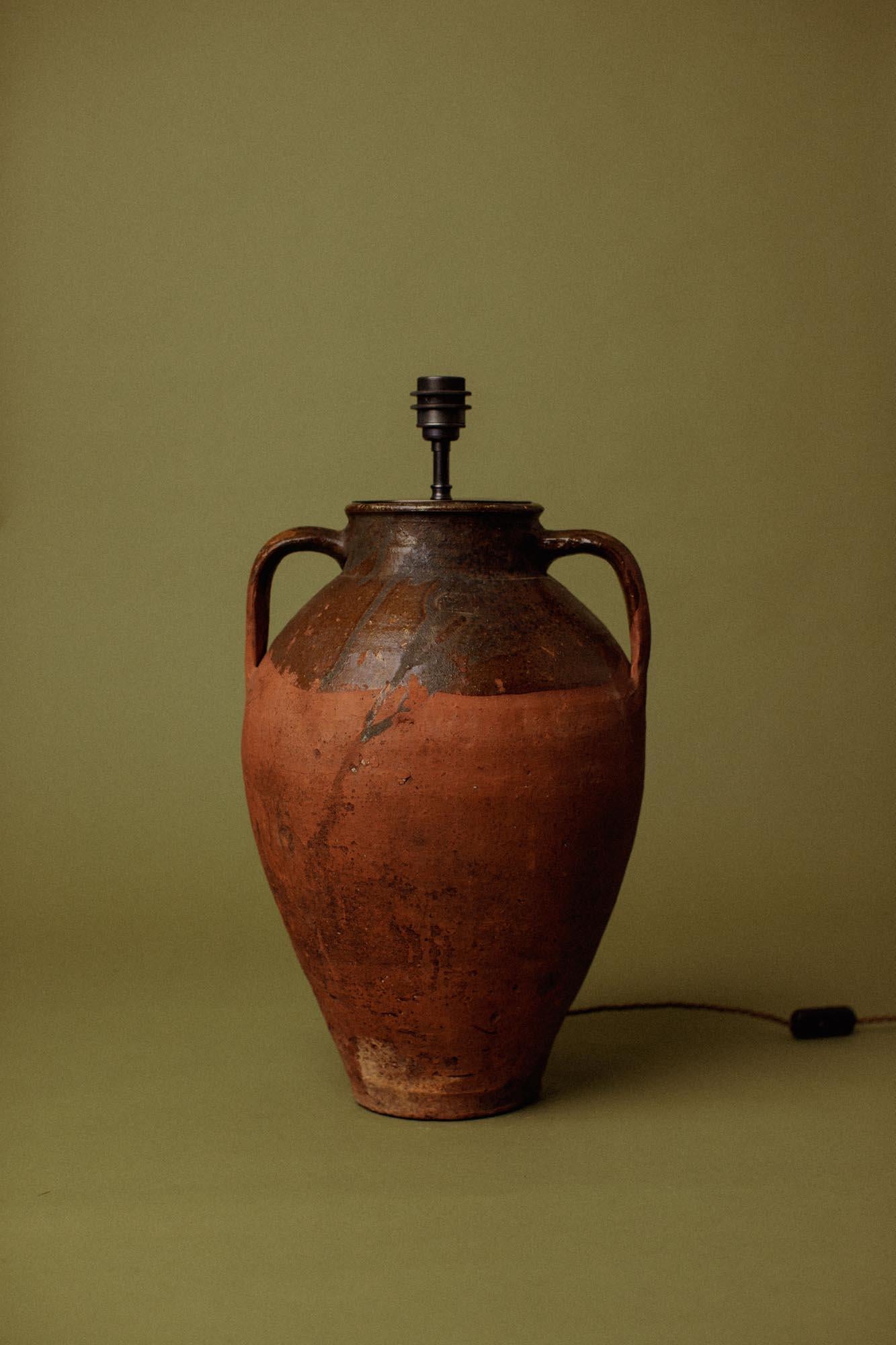 Rustique Lampe de table en terre cuite artisanale du 20e siècle, Méditerranée en vente