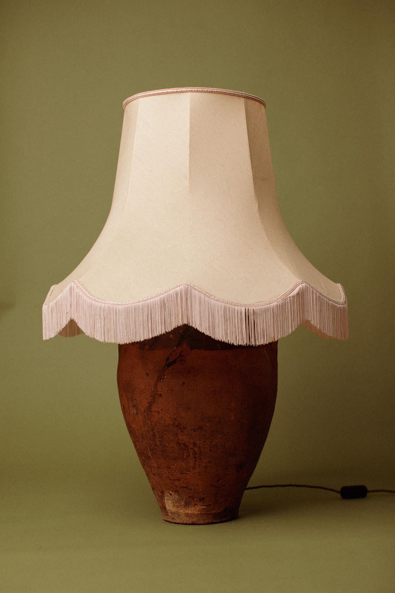 Sculpté à la main Lampe de table en terre cuite artisanale du 20e siècle, Méditerranée en vente