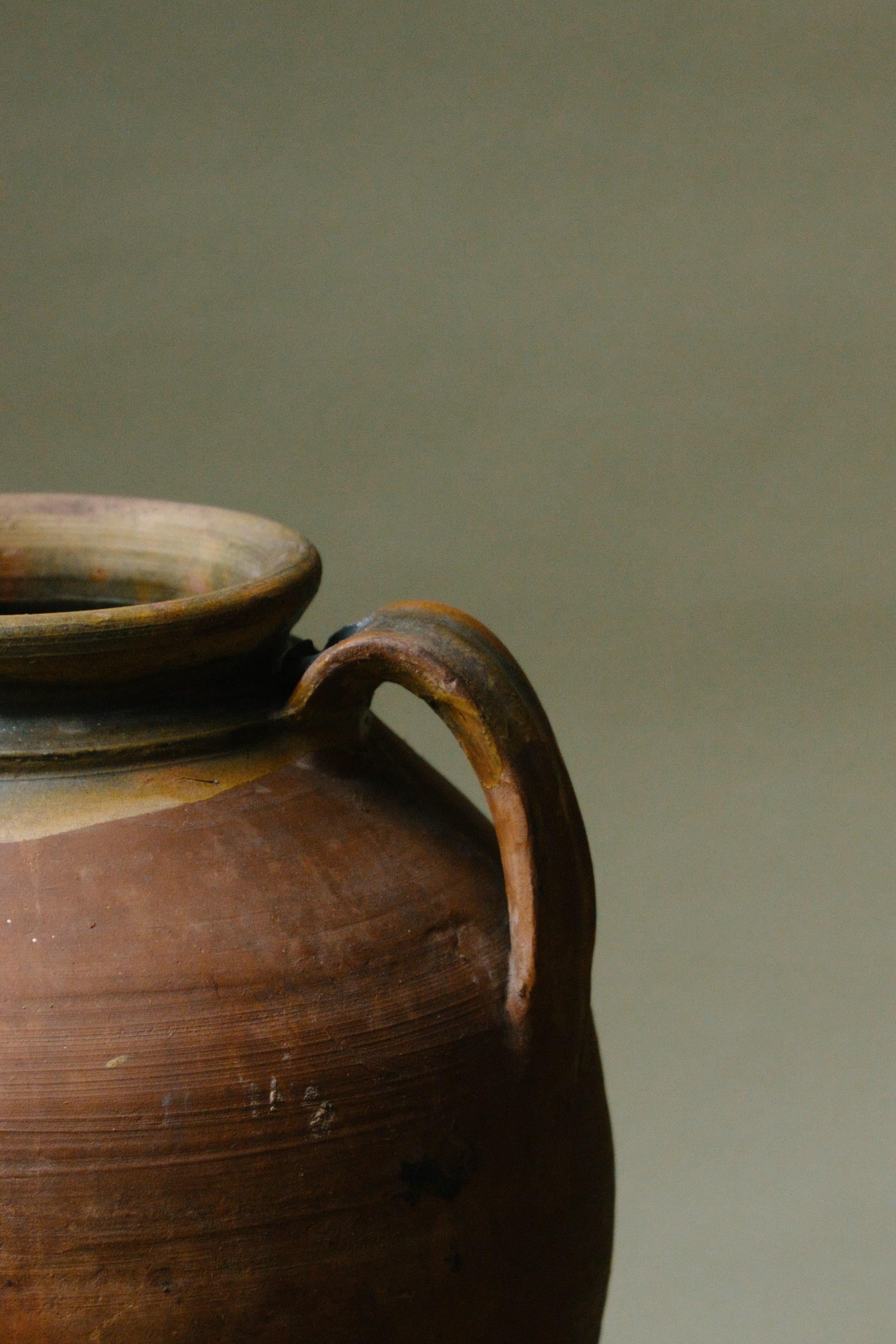 Vaso in terracotta lavorato a mano del 20° secolo con ricca smaltatura in vendita 2