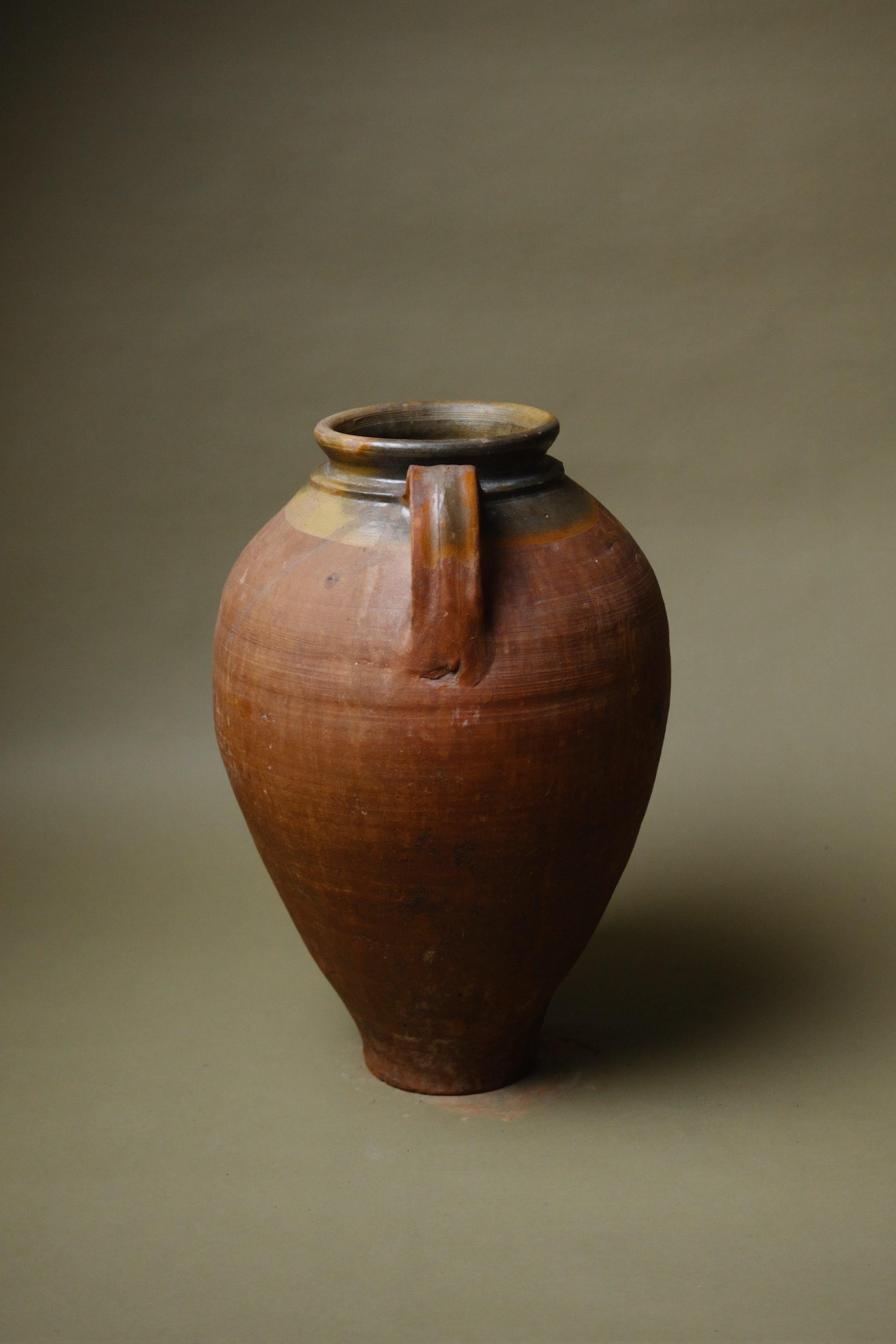Intagliato a mano Vaso in terracotta lavorato a mano del 20° secolo con ricca smaltatura in vendita