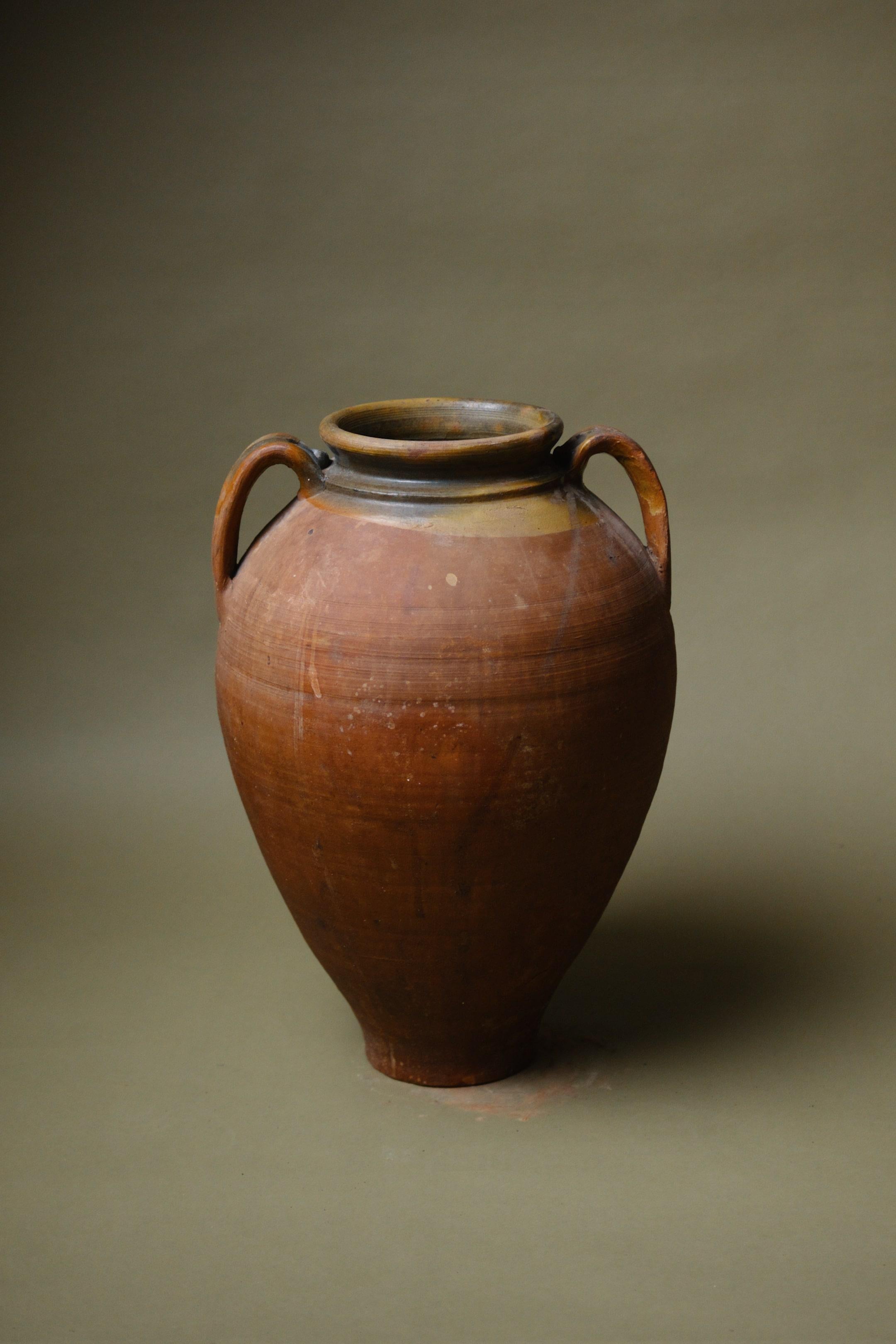 Vaso in terracotta lavorato a mano del 20° secolo con ricca smaltatura In condizioni buone in vendita a London, GB