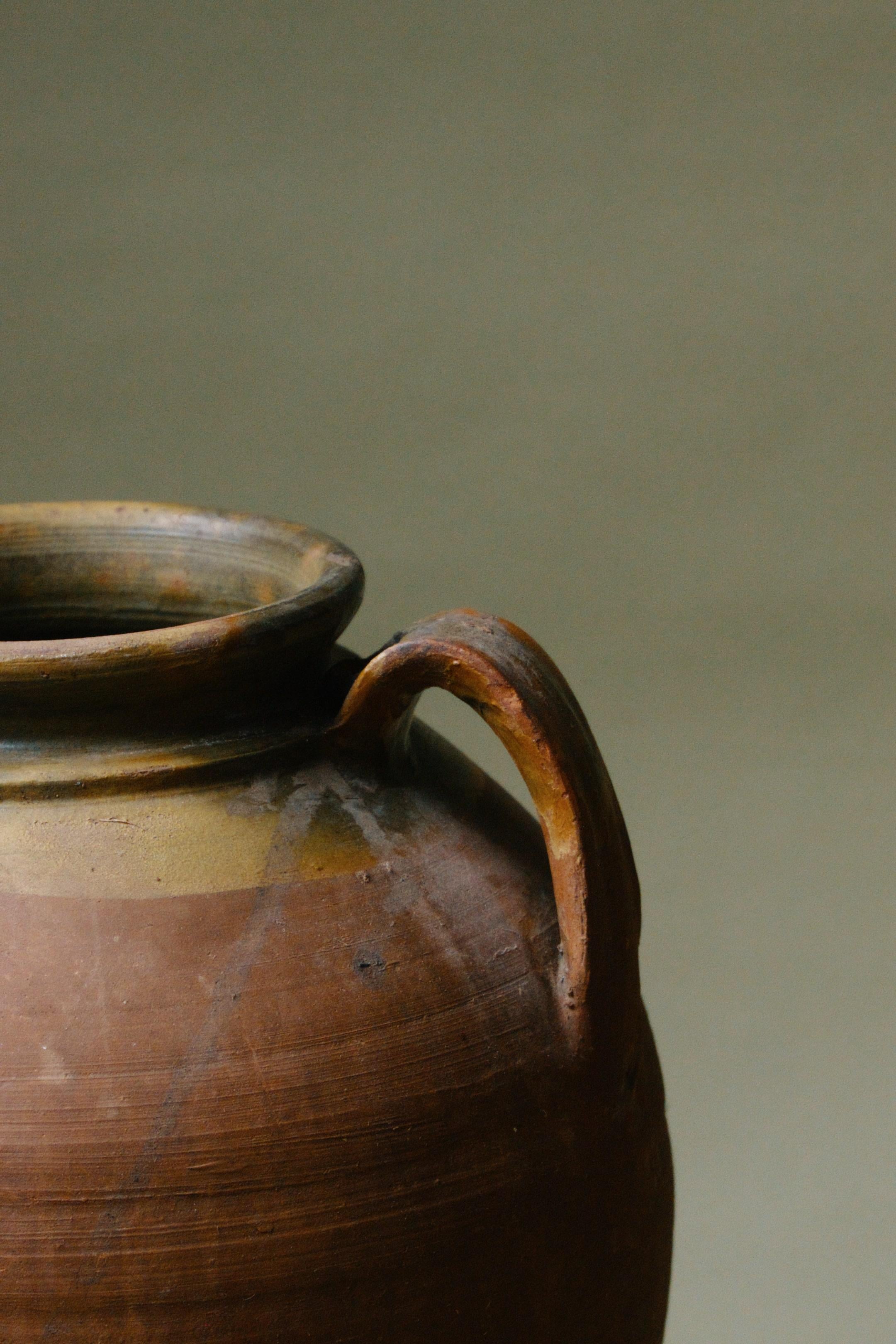 Metà XX secolo Vaso in terracotta lavorato a mano del 20° secolo con ricca smaltatura in vendita