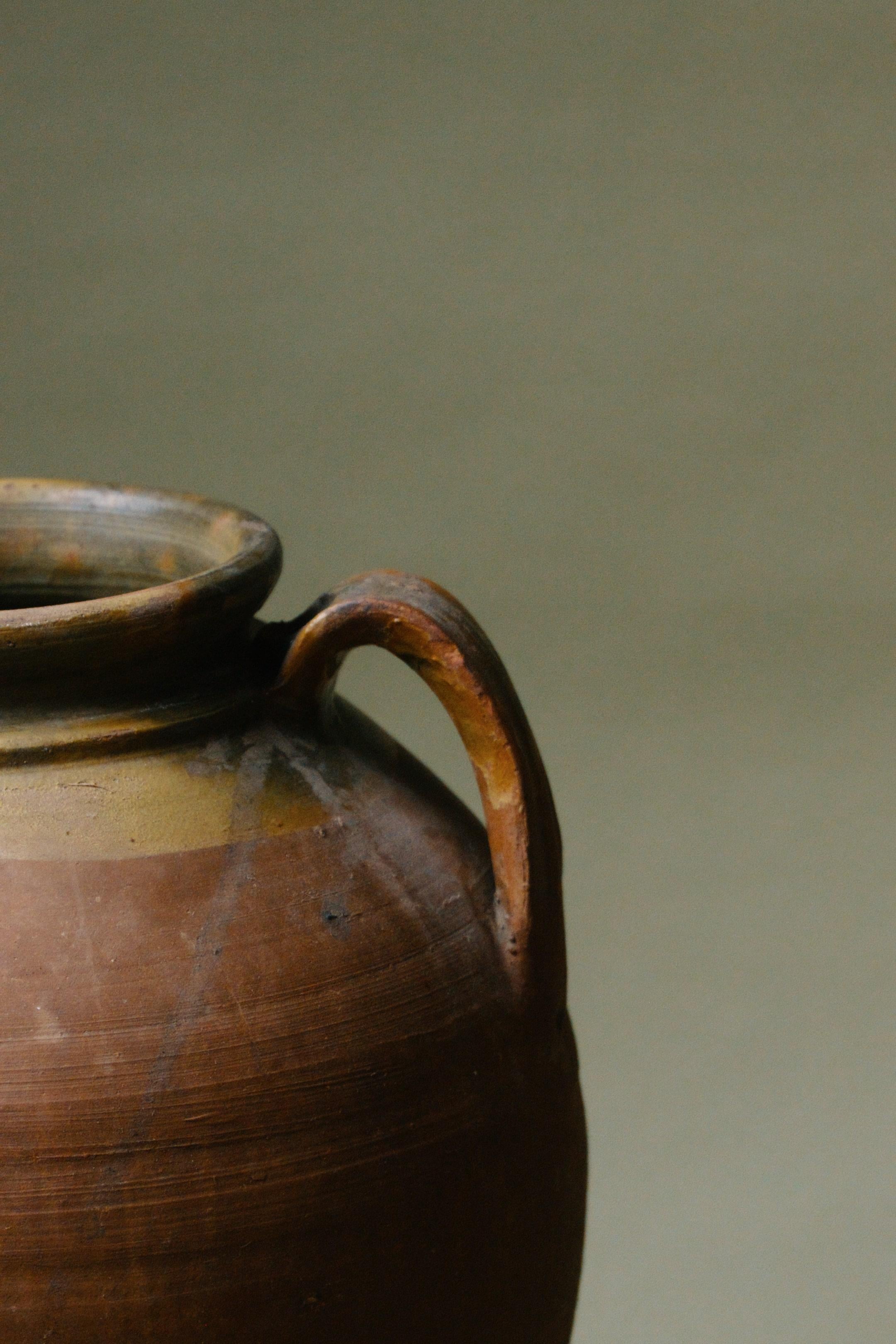 Vaso in terracotta lavorato a mano del 20° secolo con ricca smaltatura in vendita 1