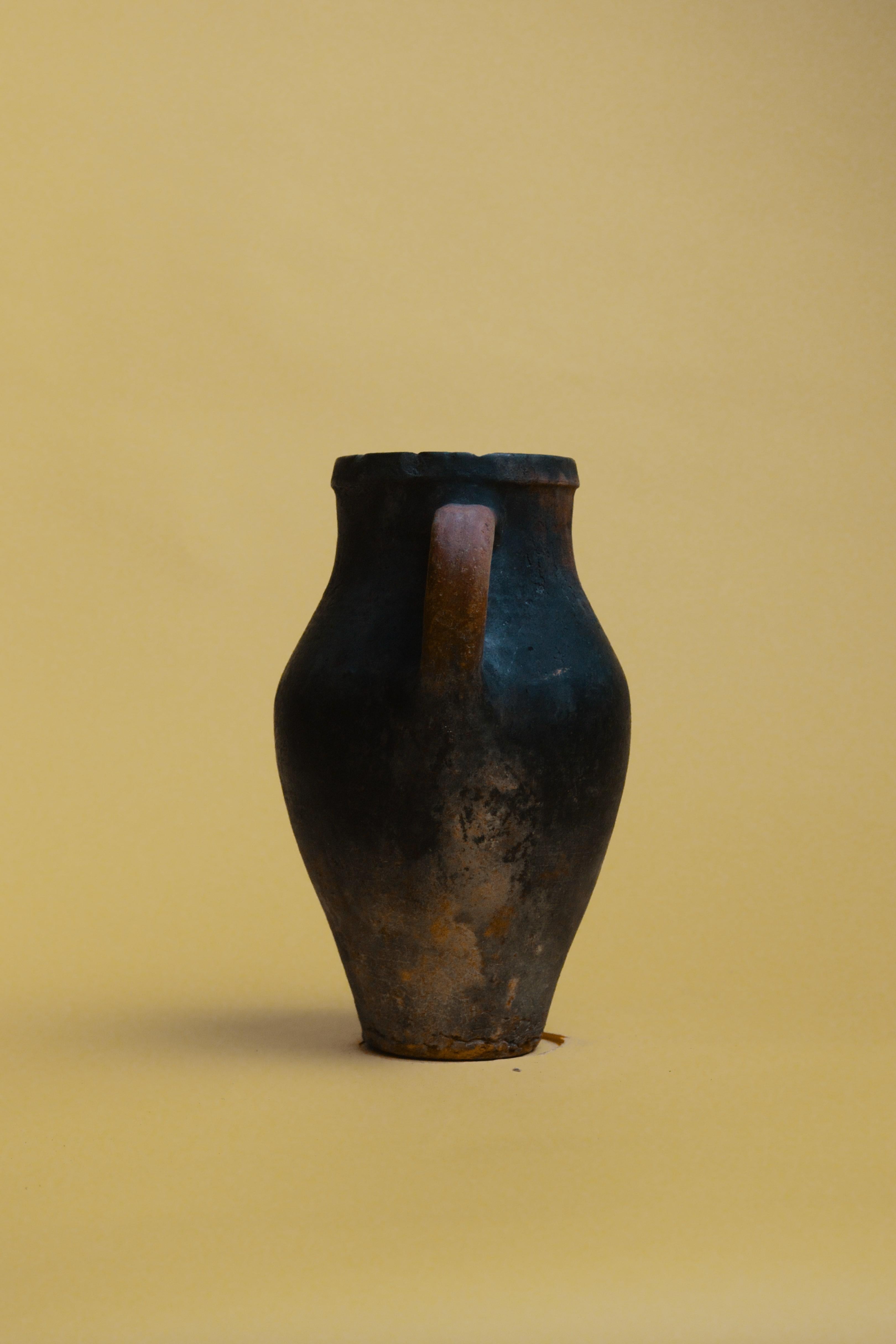 Rustico Vaso di argilla cotta turca artigianale del XX secolo, recipiente rustico in terracotta in vendita