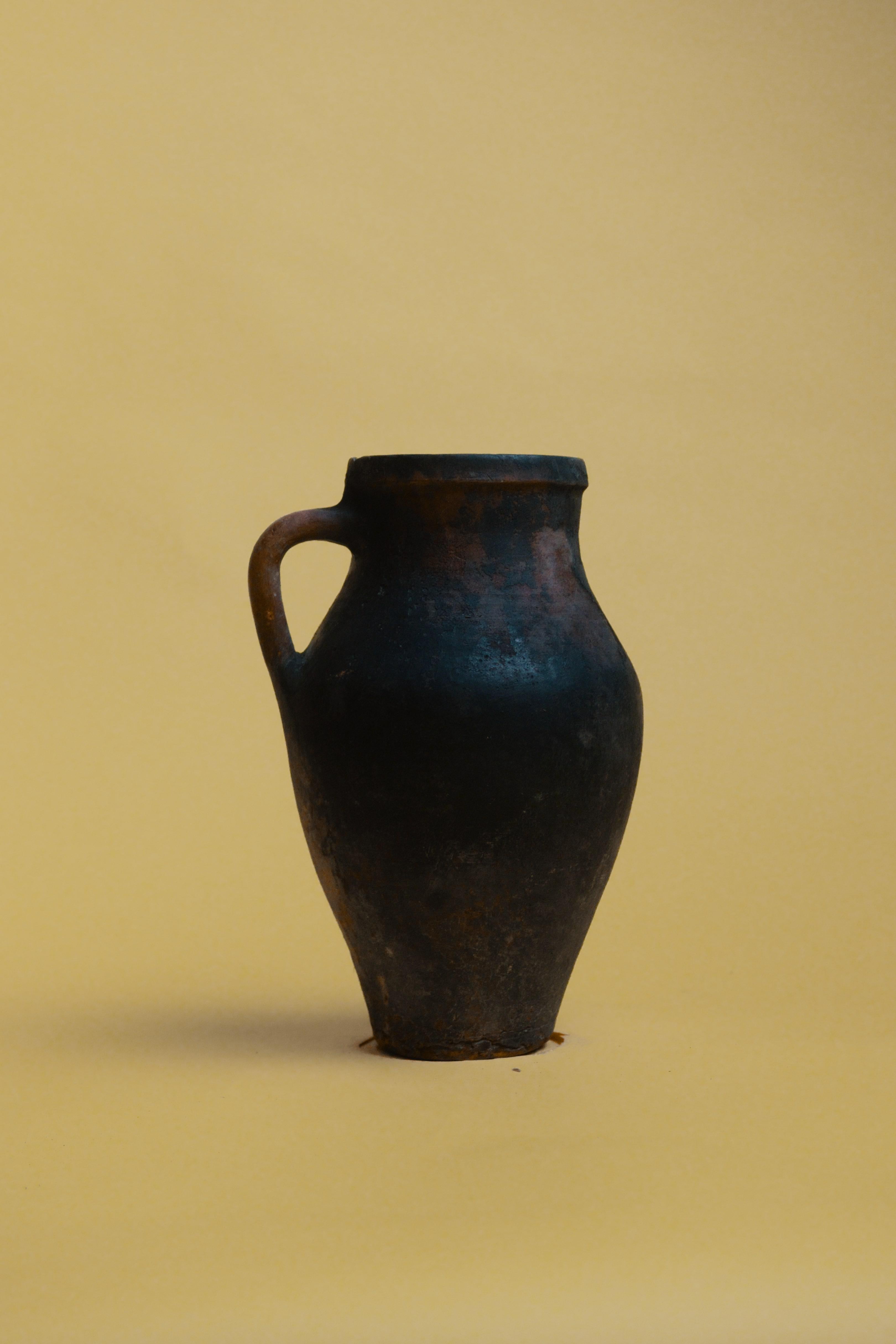 Turco Vaso di argilla cotta turca artigianale del XX secolo, recipiente rustico in terracotta in vendita