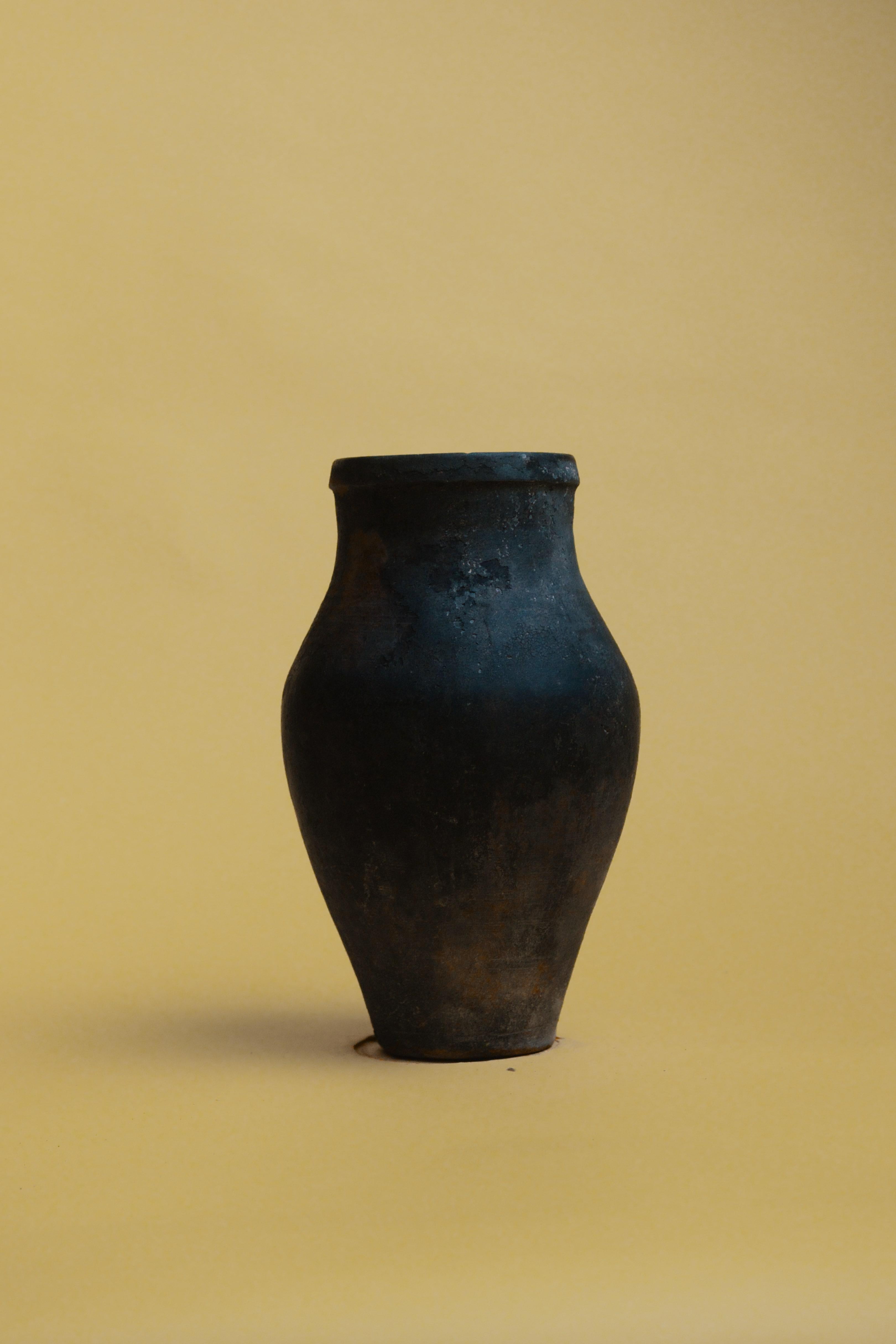 Intagliato a mano Vaso di argilla cotta turca artigianale del XX secolo, recipiente rustico in terracotta in vendita