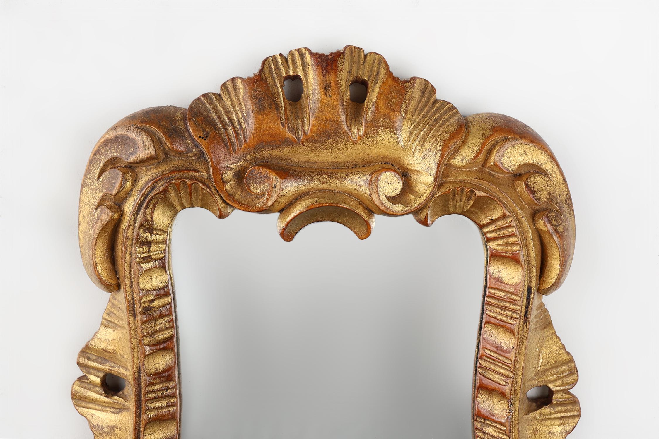 France / 1950 / miroir à main / bois, miroir / Rustique / Milieu de siècle

Un miroir à main du milieu du siècle avec un cadre étonnant en bois luxueux sculpté et doré. Fabriqué à la main en France dans les années 1950. 

Un beau miroir au design