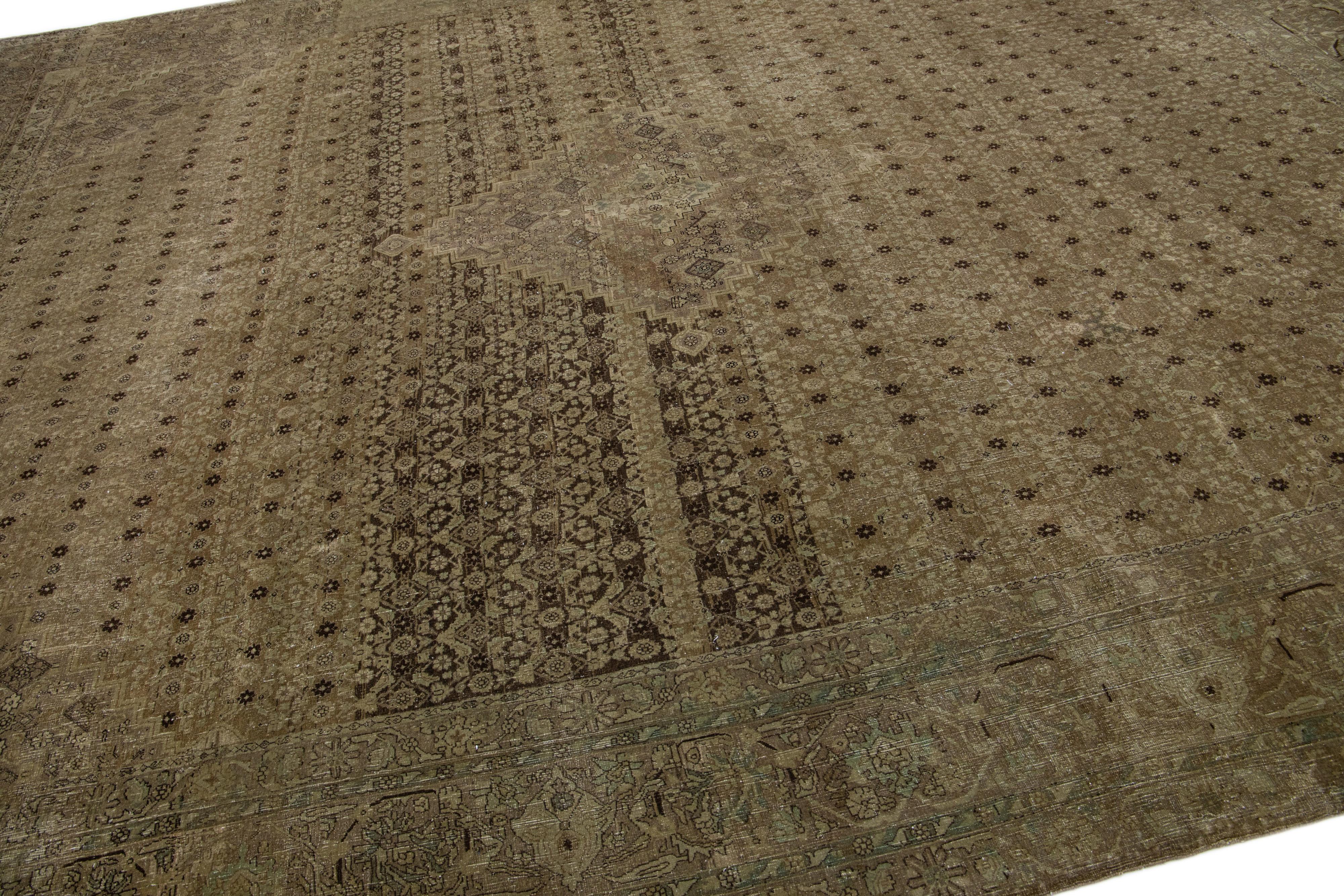 Perse Tapis en laine Tabriz du 20e siècle, fait à la main, à motifs variés, de couleur marron  en vente