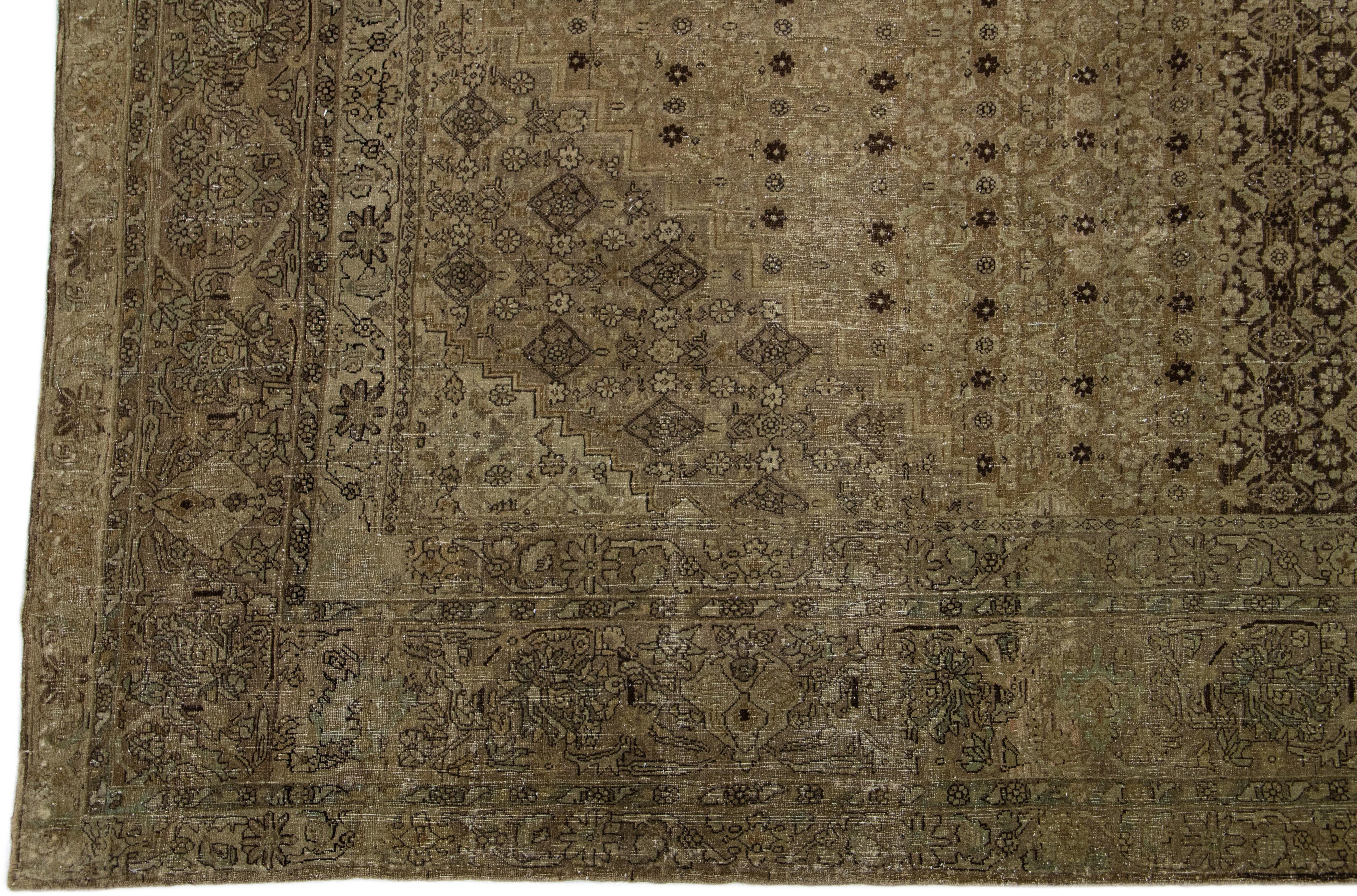 Tapis en laine Tabriz du 20e siècle, fait à la main, à motifs variés, de couleur marron  Bon état - En vente à Norwalk, CT