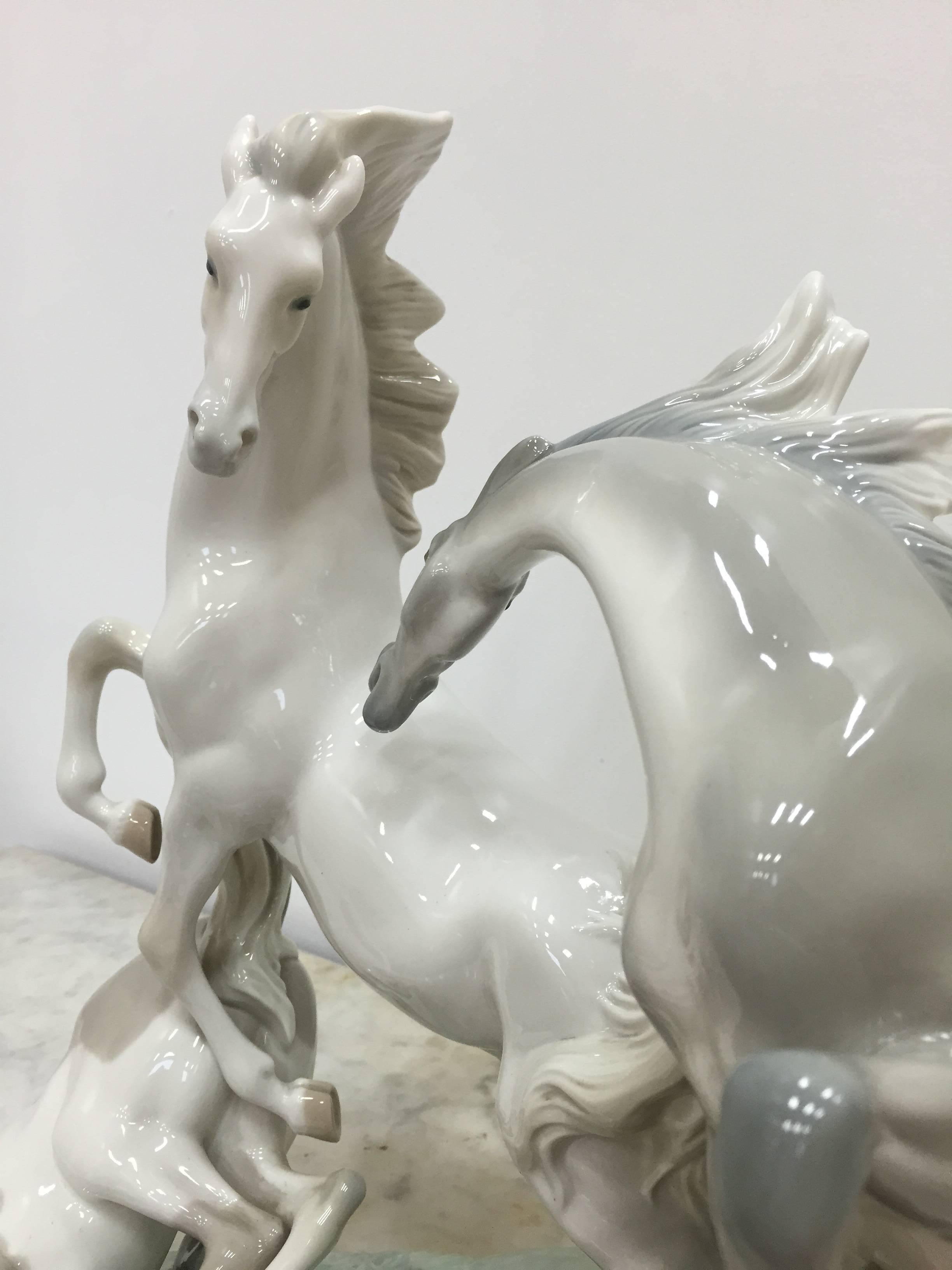 Néoclassique sculpture en porcelaine Lladro du 20e siècle:: faite à la main:: beaux chevaux